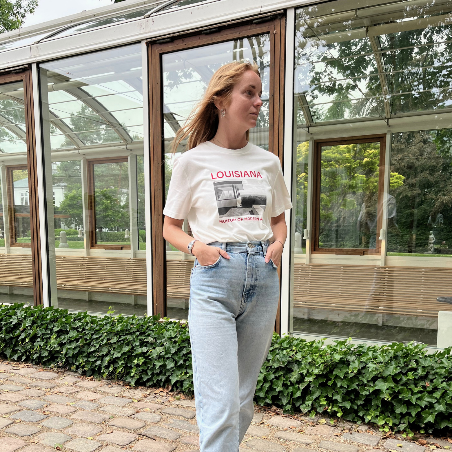 Louisiana T-shirt – Arkitektur med et sort/hvidt fotografi af The Panorama Room in the South Wing overlooking Øresund, taget af fotograf Ulrik Jantzen i 2015.