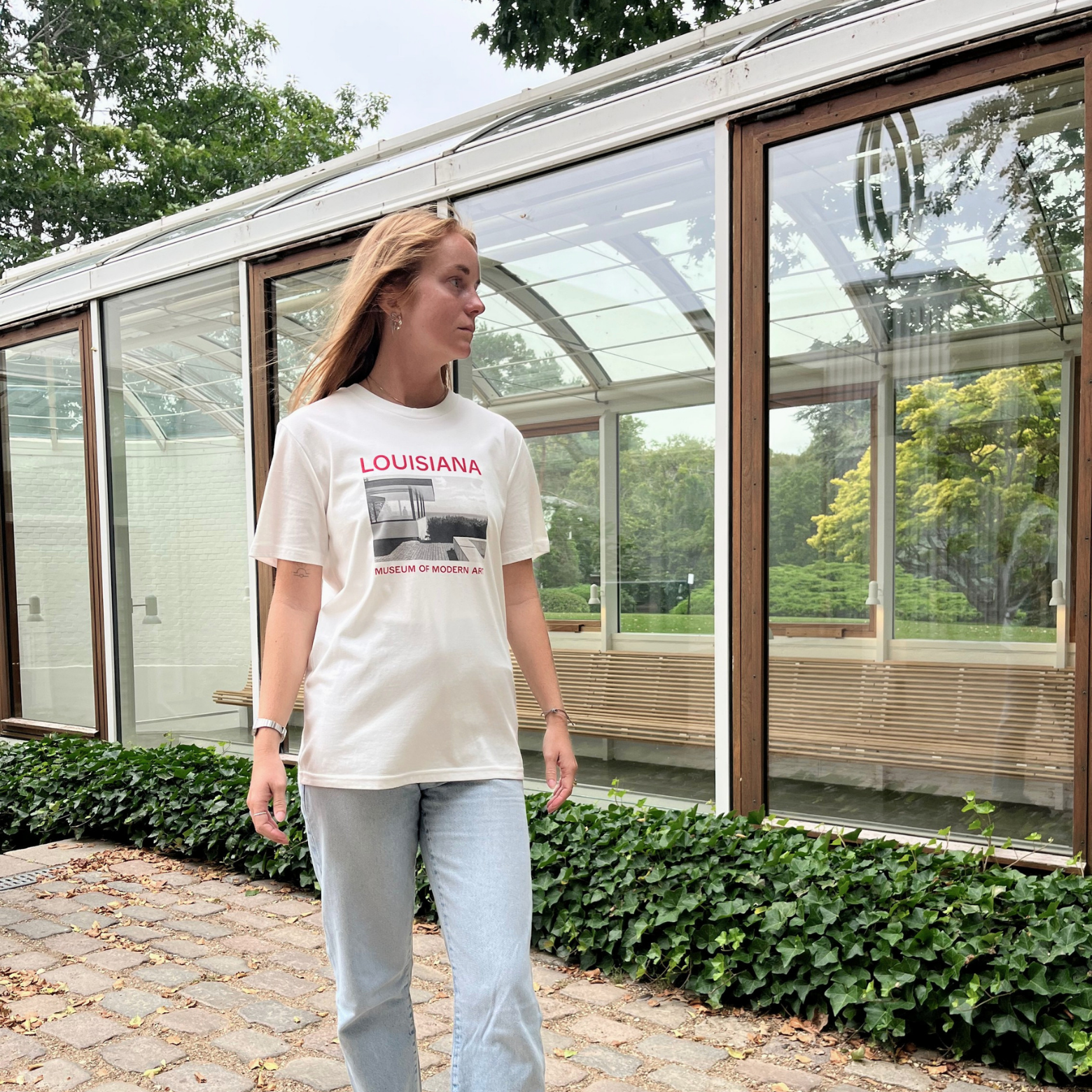 Louisiana T-shirt – Arkitektur med et sort/hvidt fotografi af The Panorama Room in the South Wing overlooking Øresund, taget af fotograf Ulrik Jantzen i 2015 på Louisiana Museum of Modern Art.