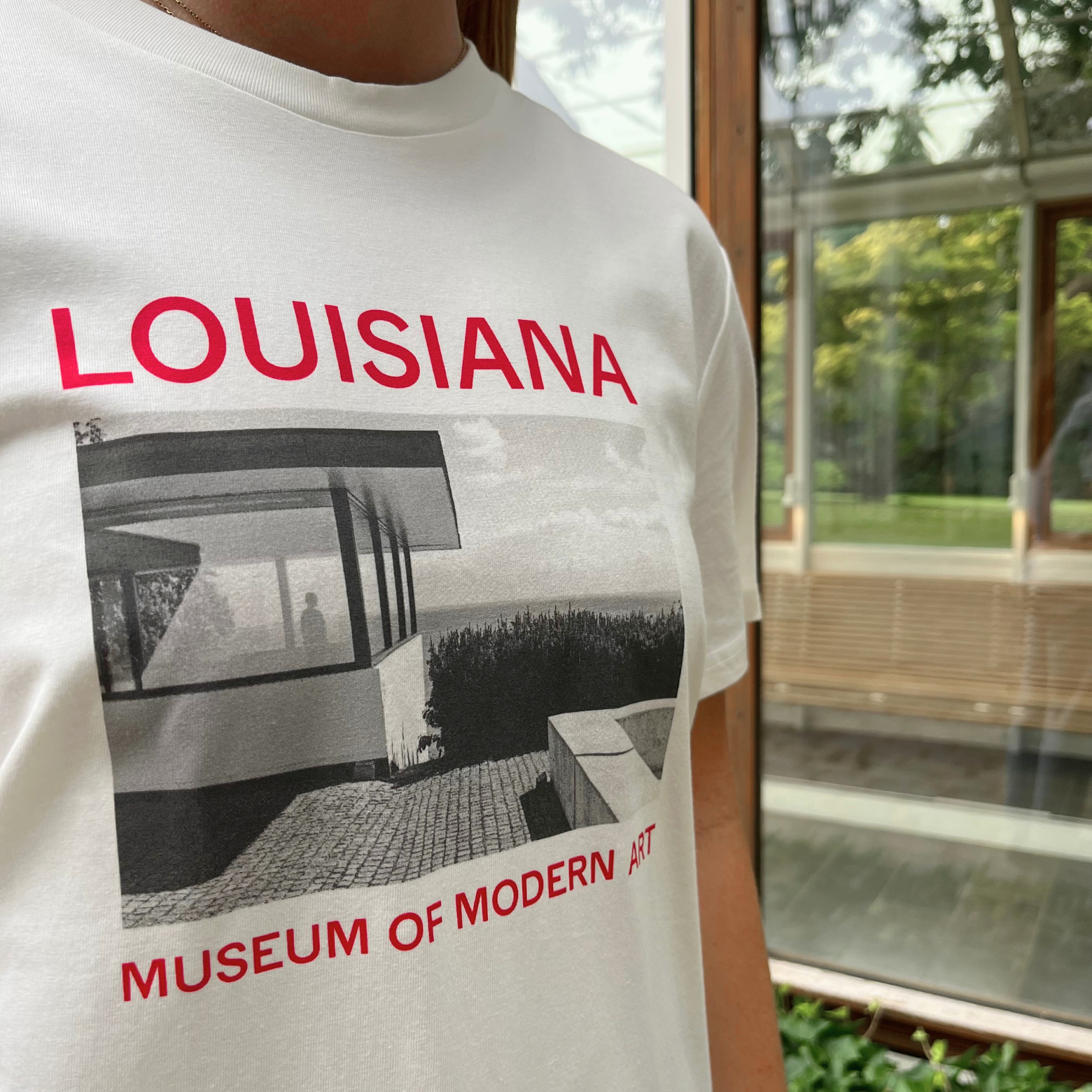Louisiana T-shirt – Arkitektur med et sort/hvidt fotografi af The Panorama Room in the South Wing overlooking Øresund, taget af fotograf Ulrik Jantzen i 2015.