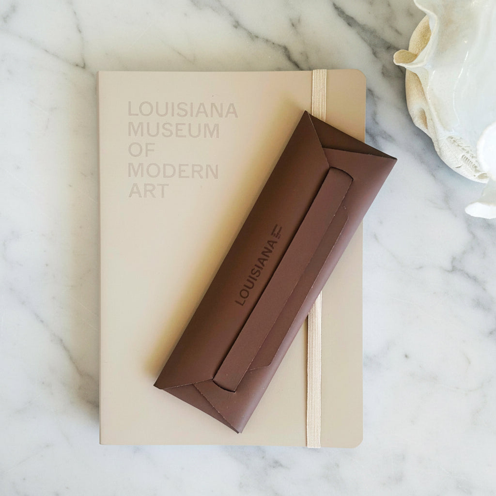 Louisiana Penalhus og notesbog i beige og brun fremstillet i 100% genanvendt læder stylet i Louisiana interiør. Louisiana Museum of Modern Art. 