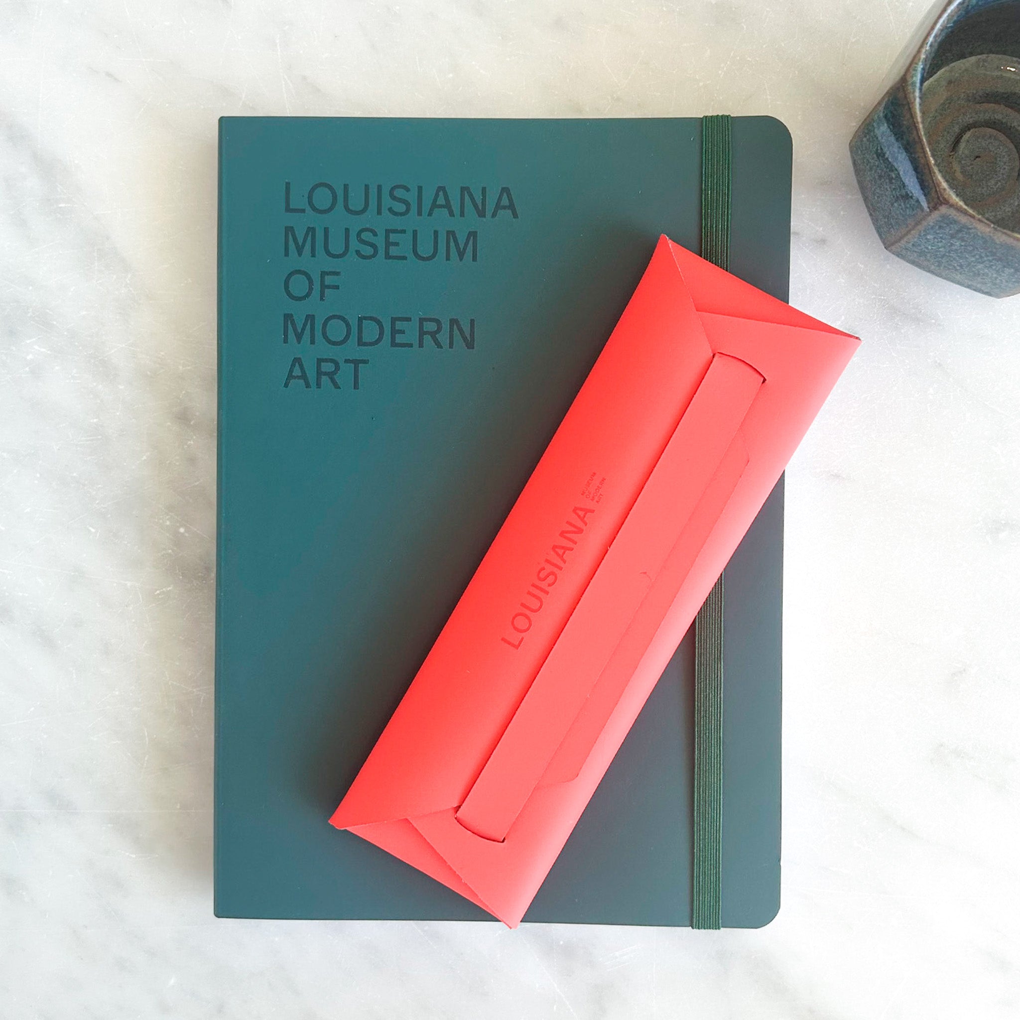 Louisiana Notesbog og penalhus i grøn og rød fremstillet i 100% genanvendt læder stylet i Louisiana interiør. Louisiana Museum of Modern Art. 