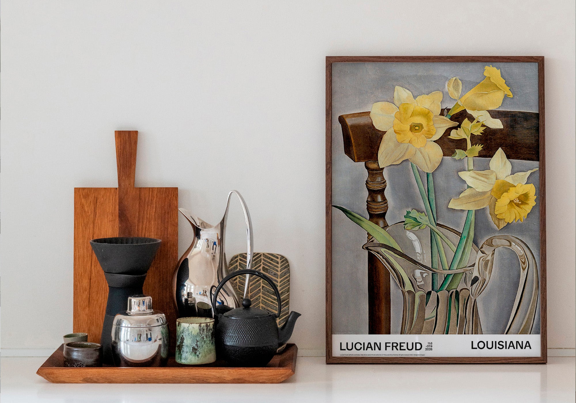 Kunstplakat med Lucian Freuds værk Daffodils and Celery i ramme stylet på væg i hjem. Louisiana Museum of Modern Art, 2026.