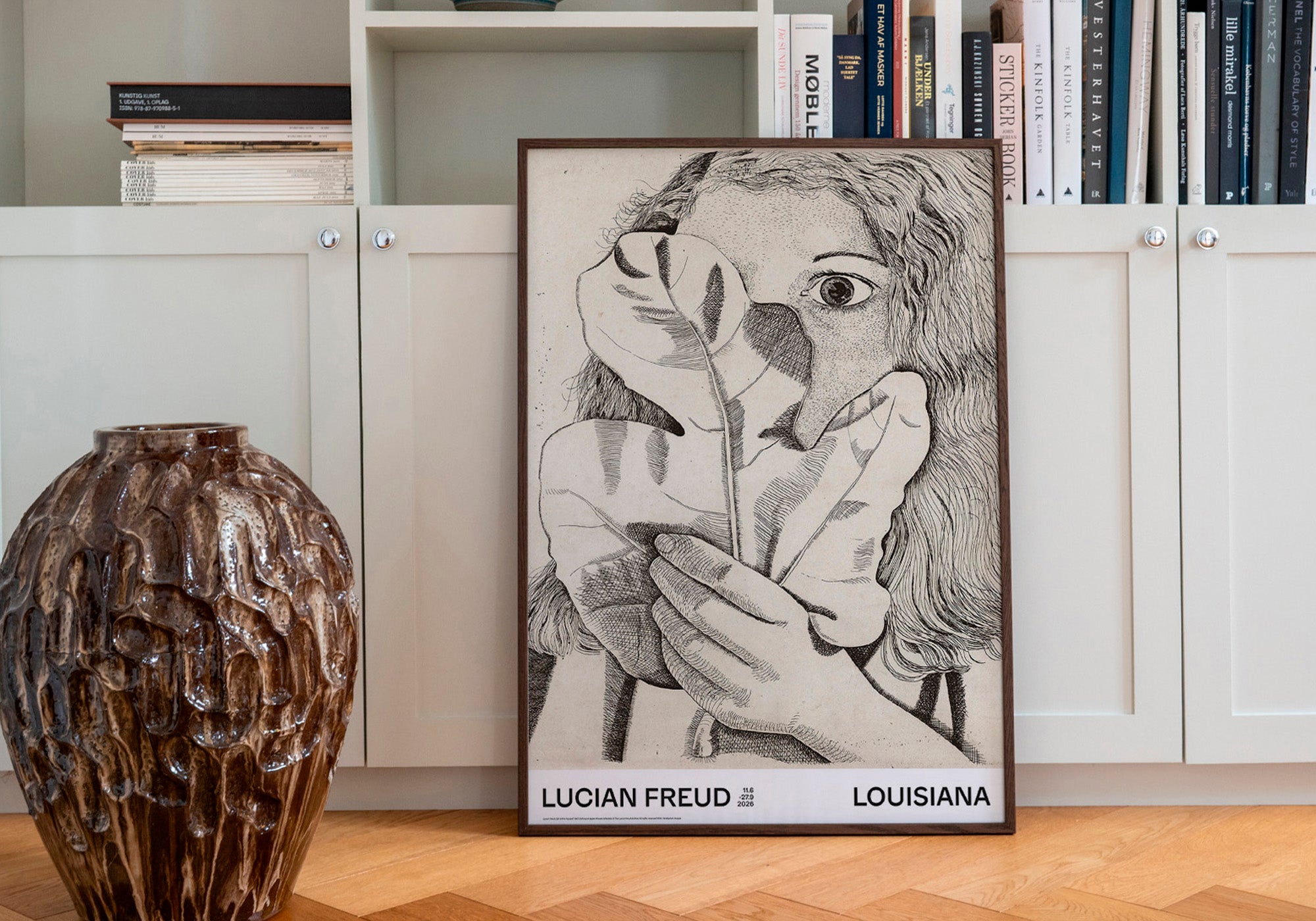 Kunstplakat med Lucian Freuds værk Girl with Fig i ramme stylet på gulv. Louisiana Museum of Modern Art, 2026.