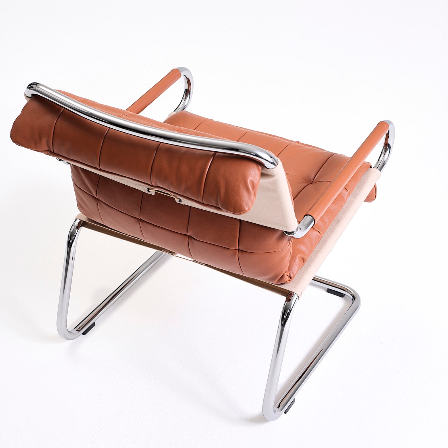Lounge stol Tube i læder, canvas og stål fra det norske designbrand Matre. Designet af Sigurd Resell. 