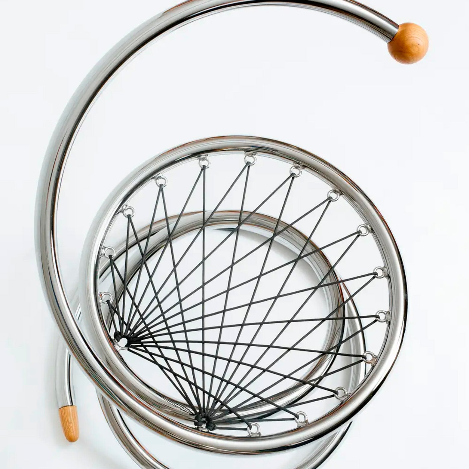 Skulpturel stol i stål fra det norske designbrand Matre. Designet af Peter Opsvik i 1975.