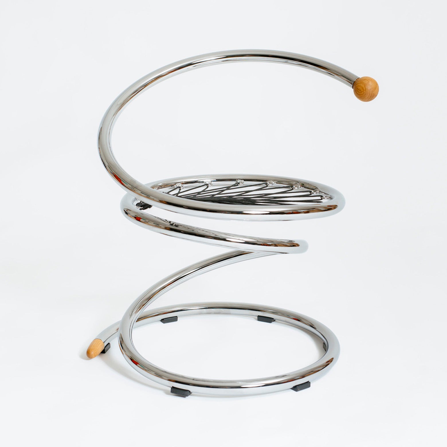 Skulpturel stol i stål fra det norske designbrand Matre. Designet af Peter Opsvik i 1975.