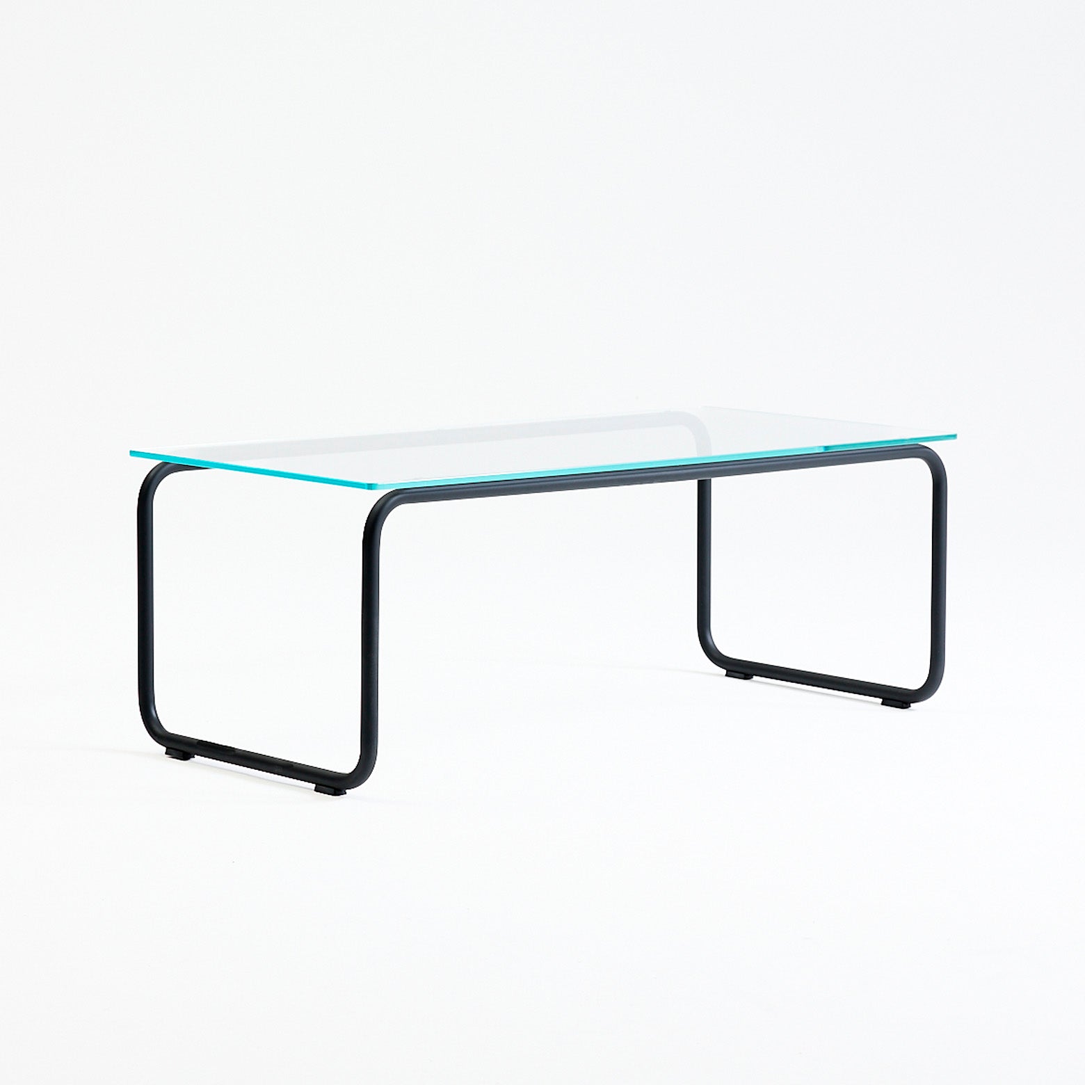 Tube sofabord i glas og stål fra det norske designbrand Matre. Designet af Sigurd Resell. 118 x 59 cm.