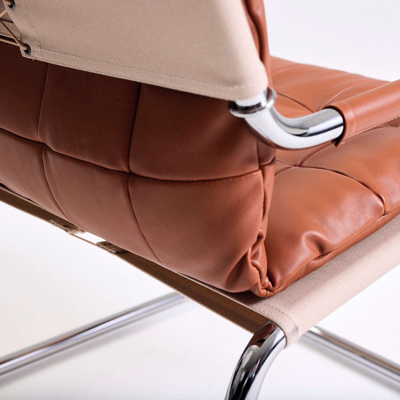 Lounge stol Tube i læder, canvas og stål fra det norske designbrand Matre. Designet af Sigurd Resell. 