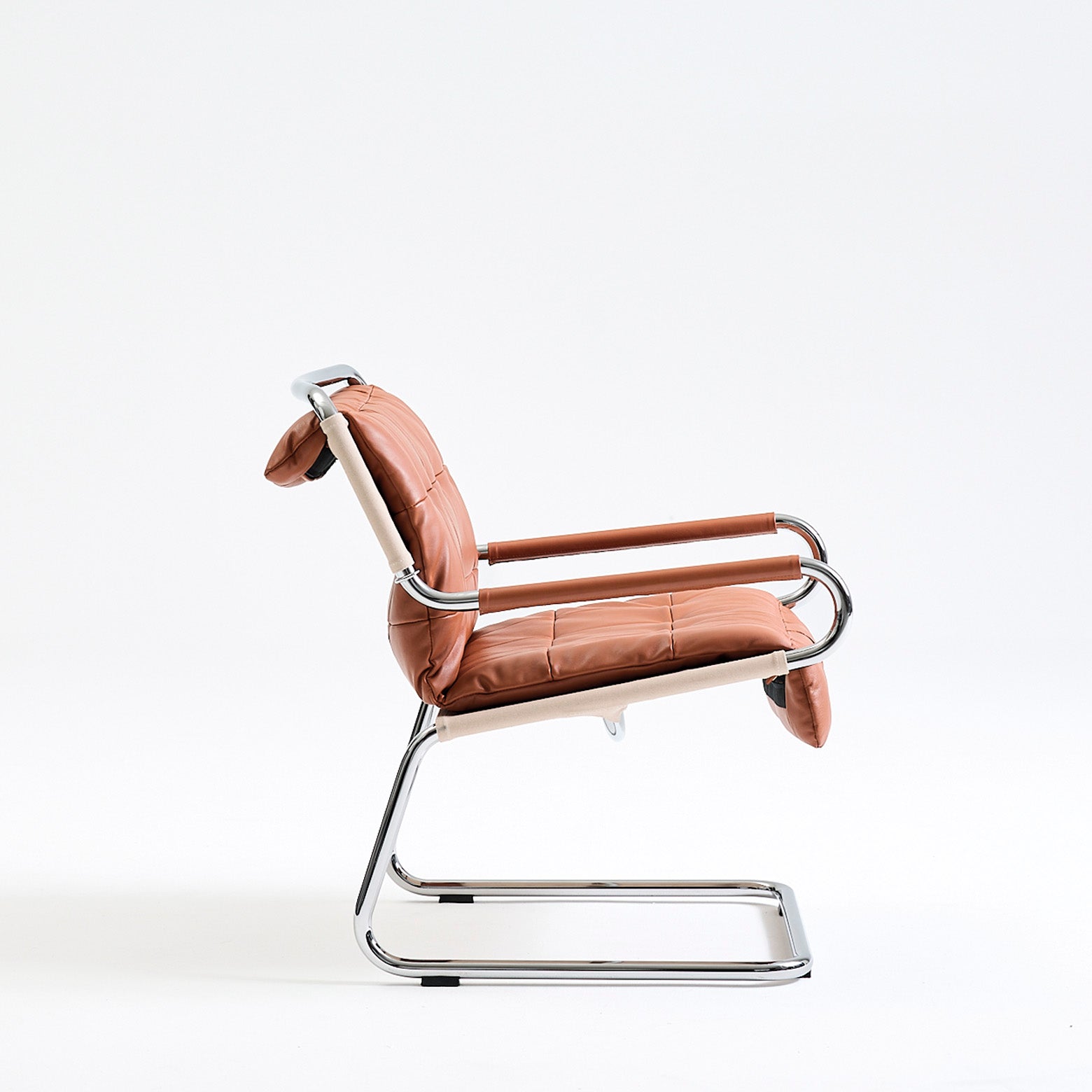 Lounge stol Tube i læder, canvas og stål fra det norske designbrand Matre. Designet af Sigurd Resell. 