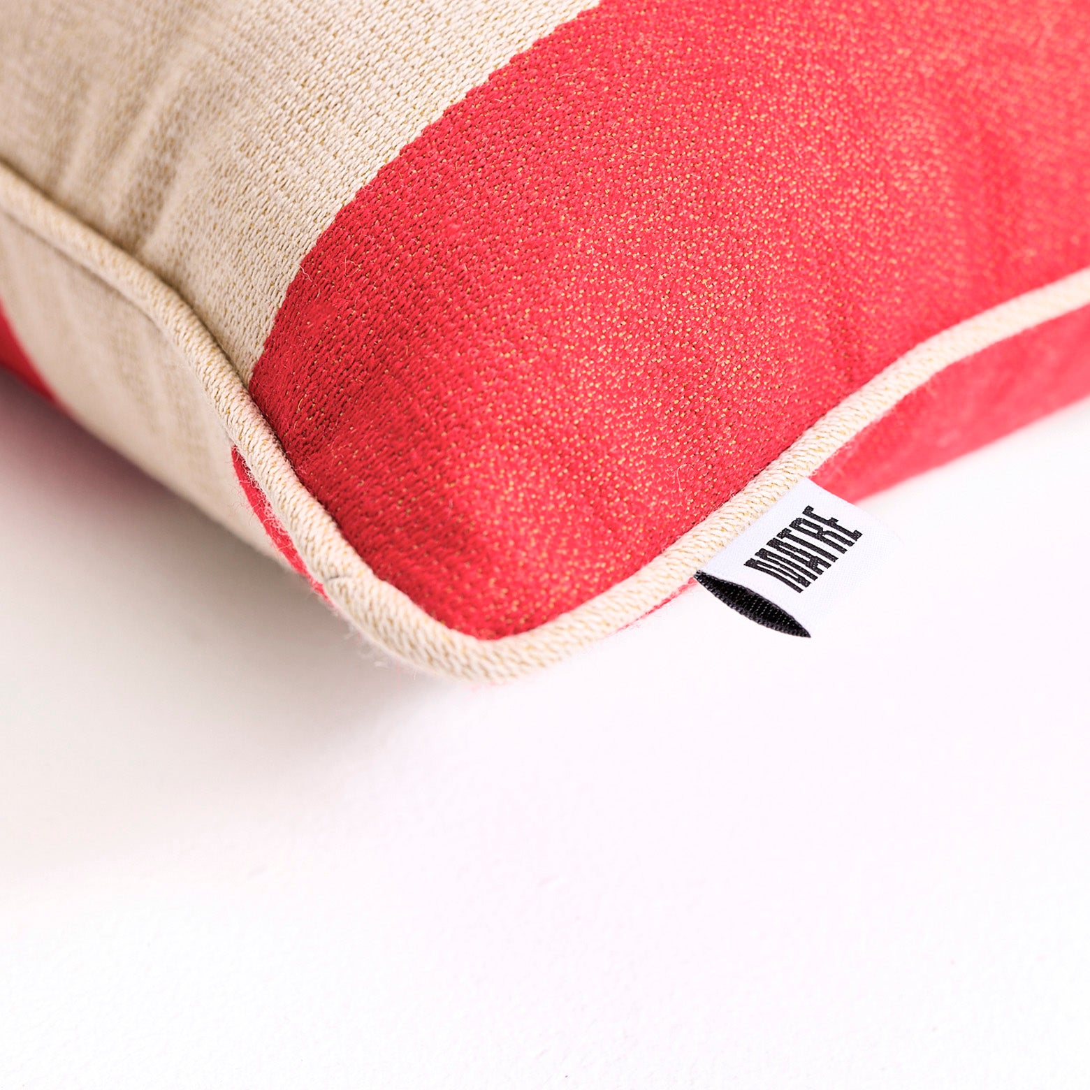 Håndsyet pude i røde og beige striber fra det norske designbrand Matre. 40 x 60 cm