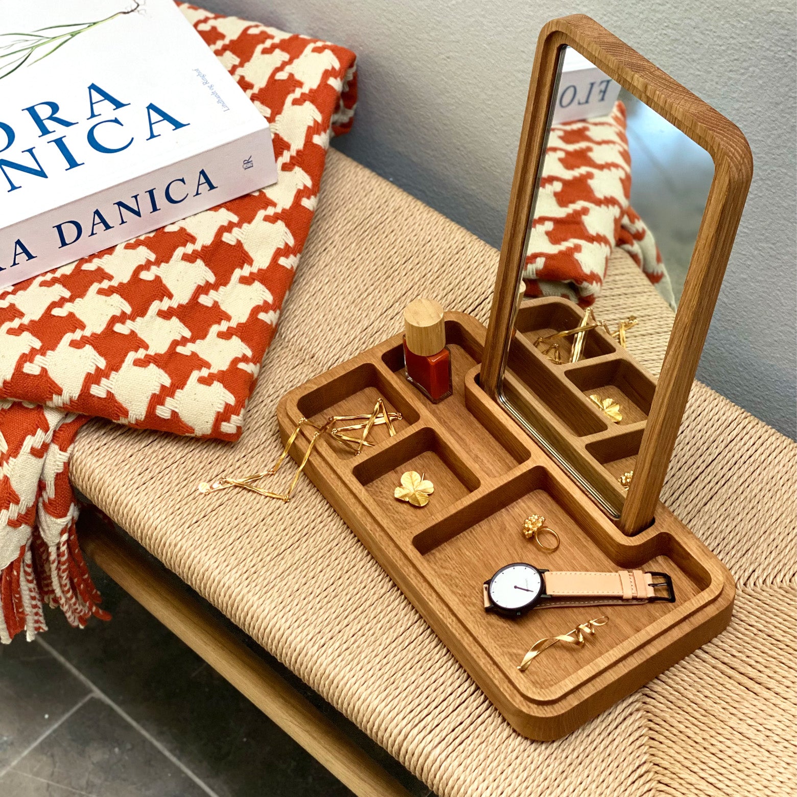 Mirror box