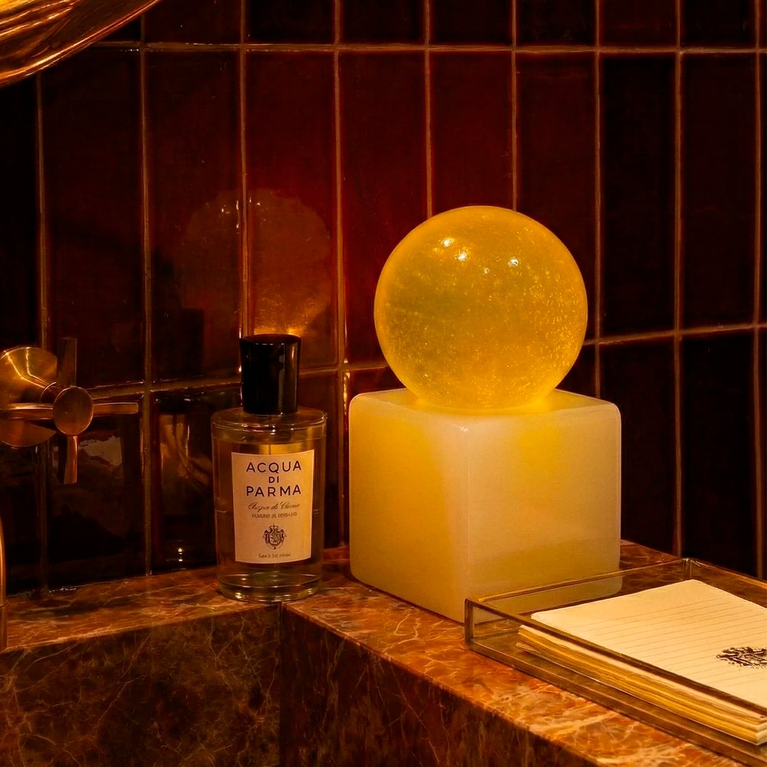Sæbe på gul skål af resin fra Matias Moellenbach. OBA-sæbekollektion. Louisiana Museum of Modern Art.