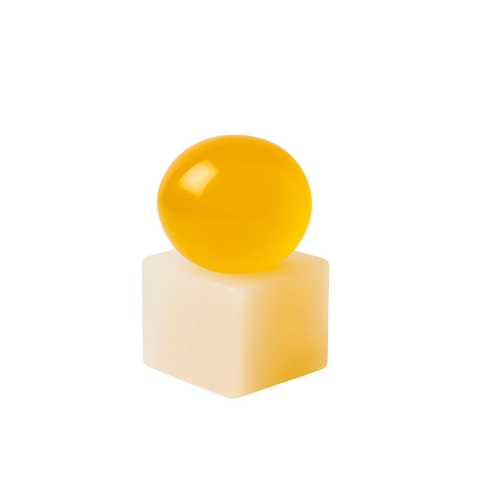 Sæbe på gul skål af resin fra Matias Moellenbach. OBA-sæbekollektion. Louisiana Museum of Modern Art.