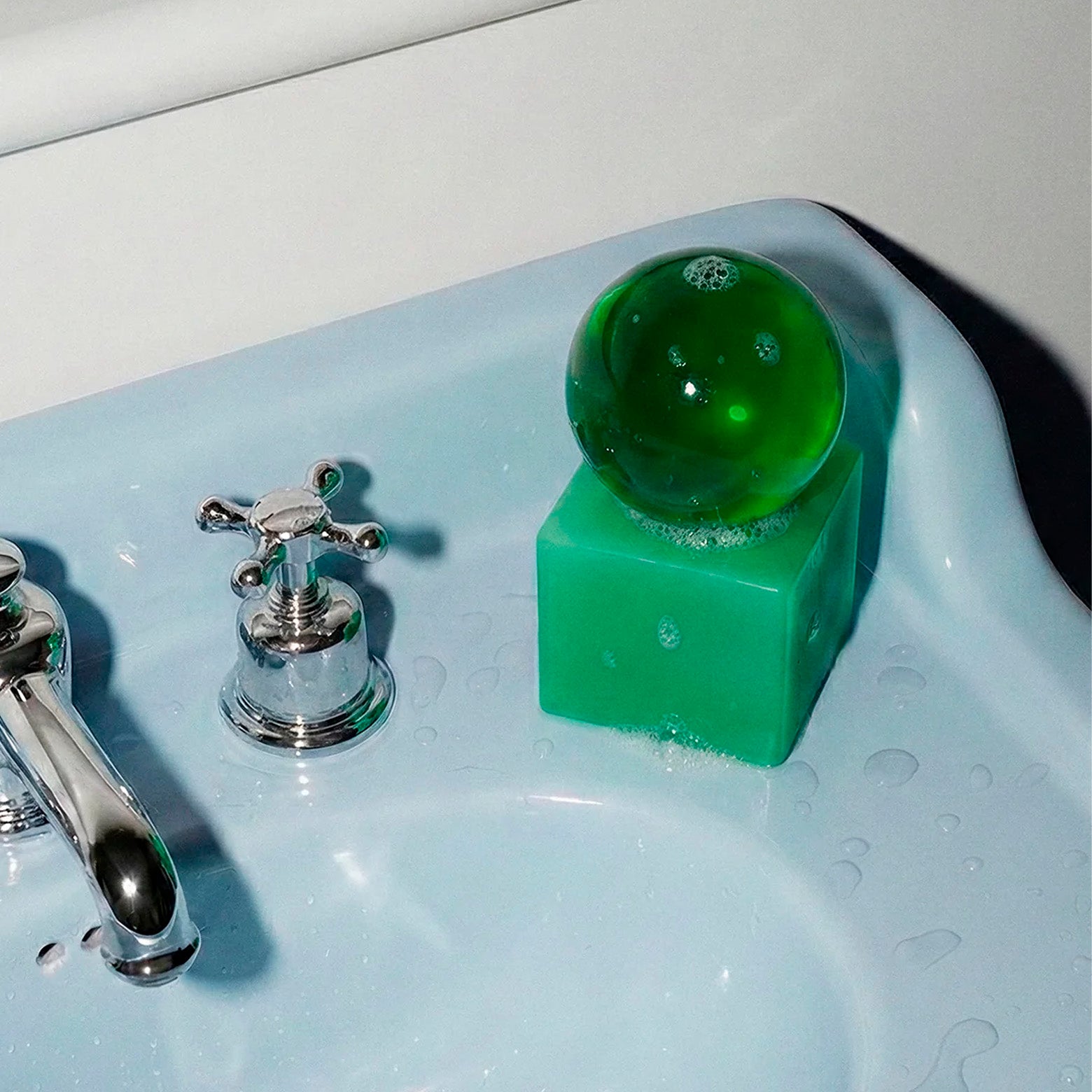 Sæbe på grøn skål af resin fra Matias Moellenbach. OBA-sæbekollektion. Louisiana Museum of Modern Art.