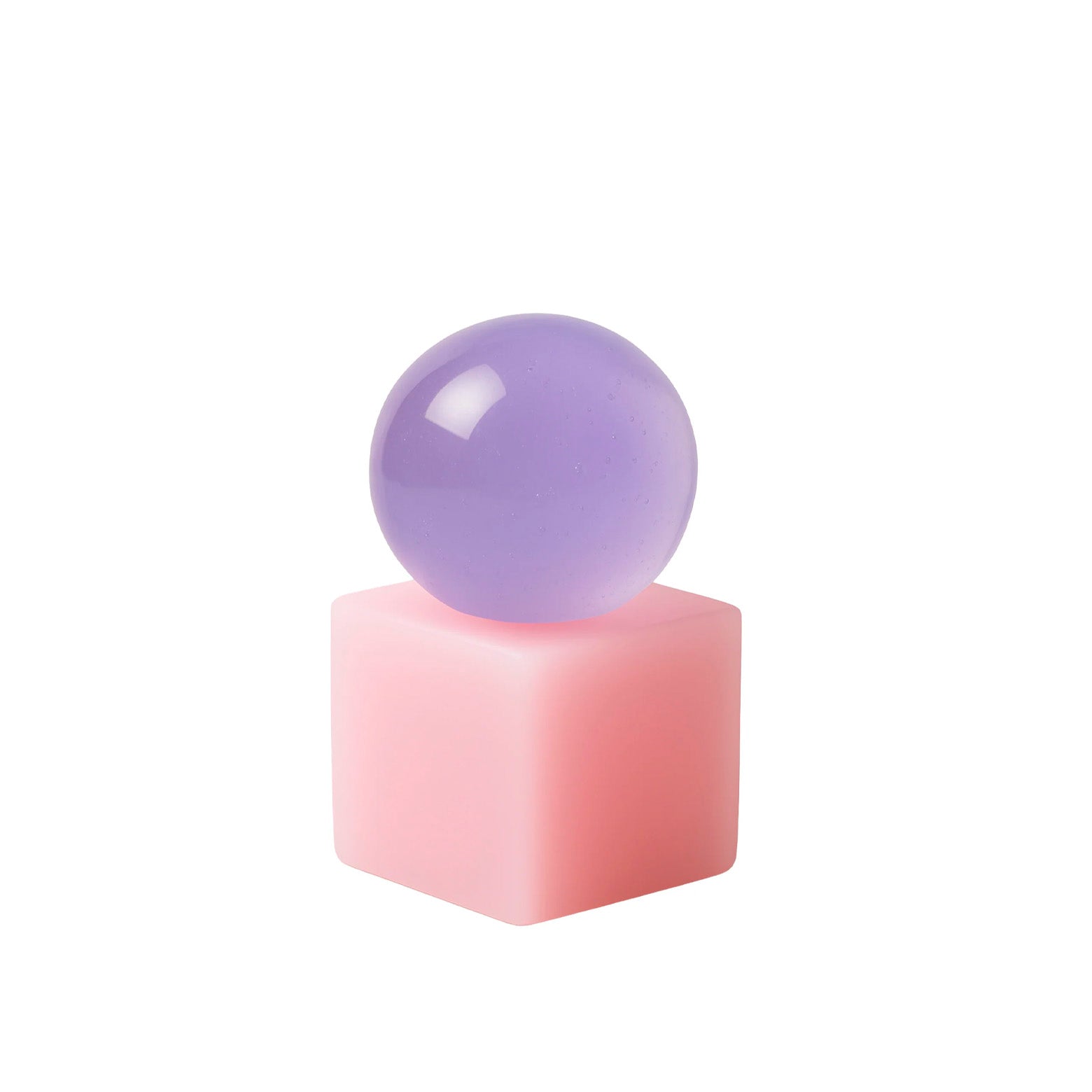 Sæbe på pink skål af resin fra Matias Moellenbach. OBA-sæbekollektion. Louisiana Museum of Modern Art.