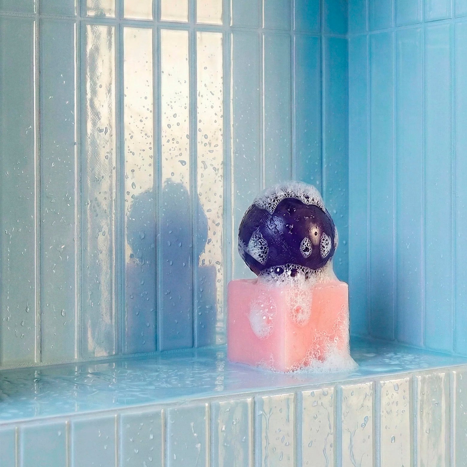 Sæbe på pink skål af resin fra Matias Moellenbach. OBA-sæbekollektion. Louisiana Museum of Modern Art.