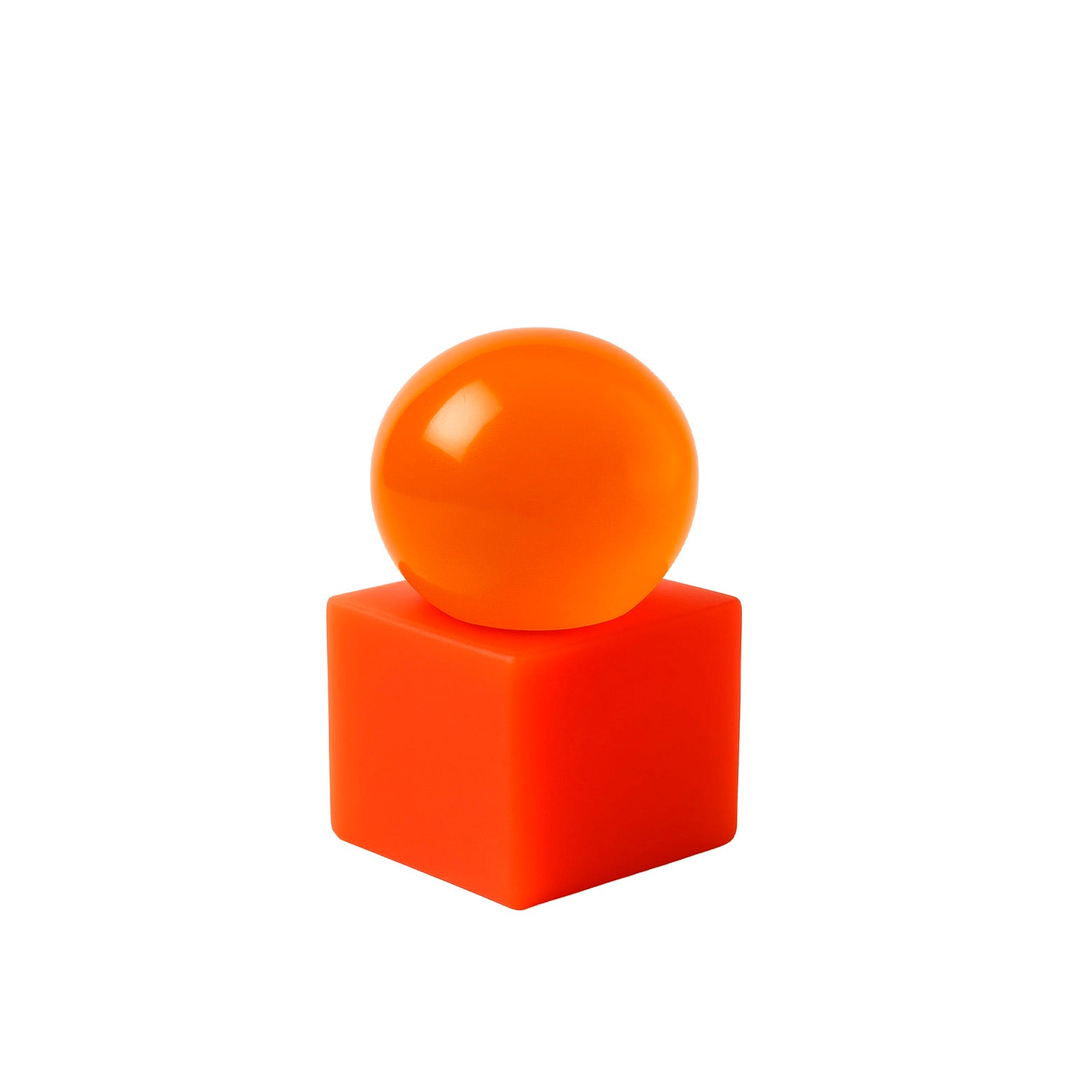 Sæbe på orange skål af resin fra Matias Moellenbach. OBA-sæbekollektion. Louisiana Museum of Modern Art.