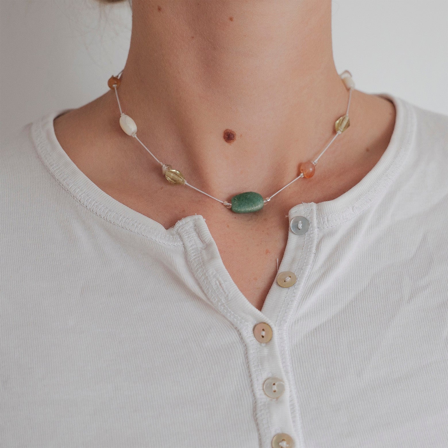 Halskæde med vintage perler fra Octo8. Justerbar længde. 