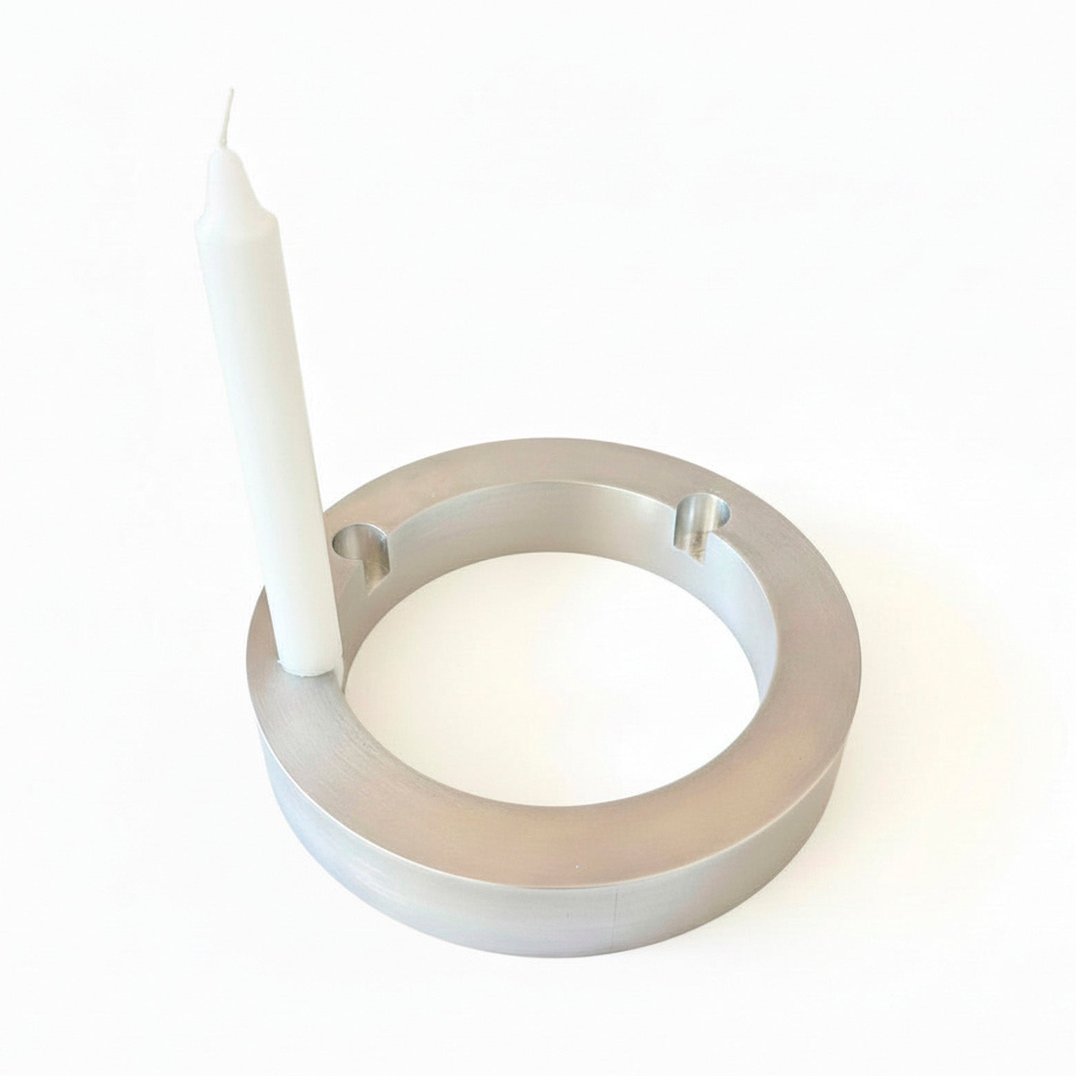 Lysestage i brushed aluminium med integrerede lyseholder. Our Society. 
