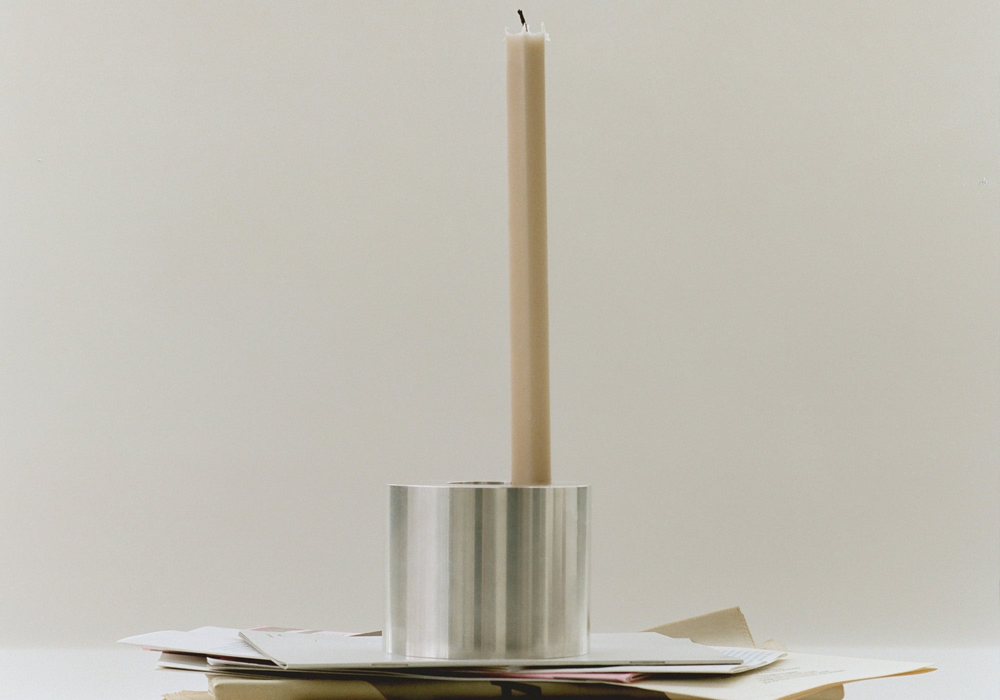 Our Society lysestage i brushed aluminium stylet på bord. Louisiana Museum of Modern Art. 
