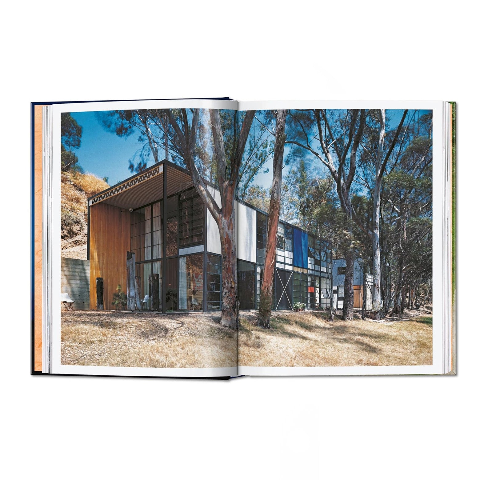 Opslået side i Prefab Houses - arkitekturbog om præfabrikerede huse fra USA til Europa, Asien og Afrika. Udgivet af Taschen