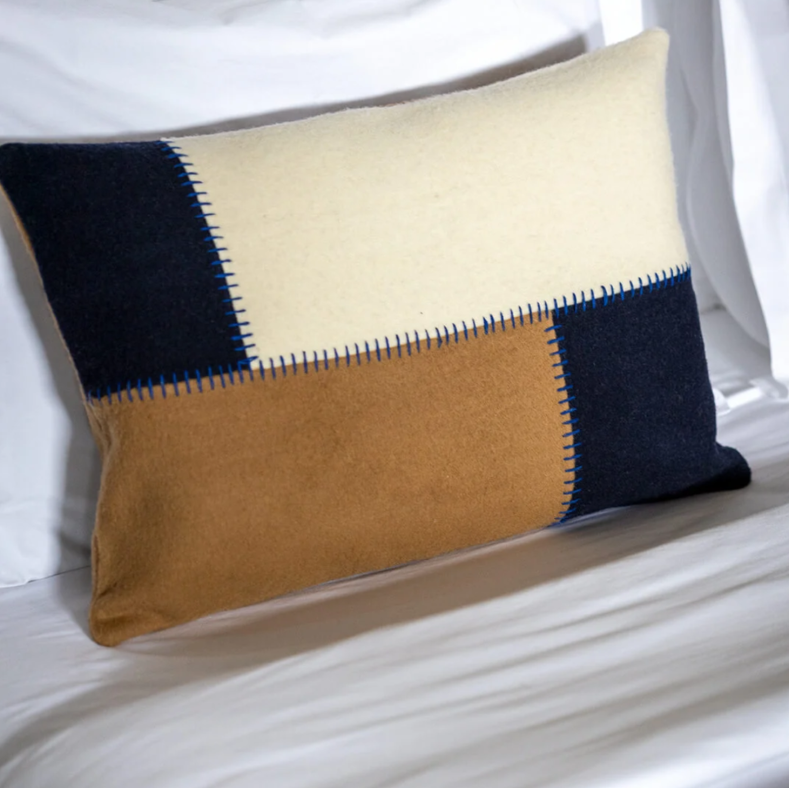 Burel factory pude patchwork i pearl, camel og navy farvekombinationen tæt på