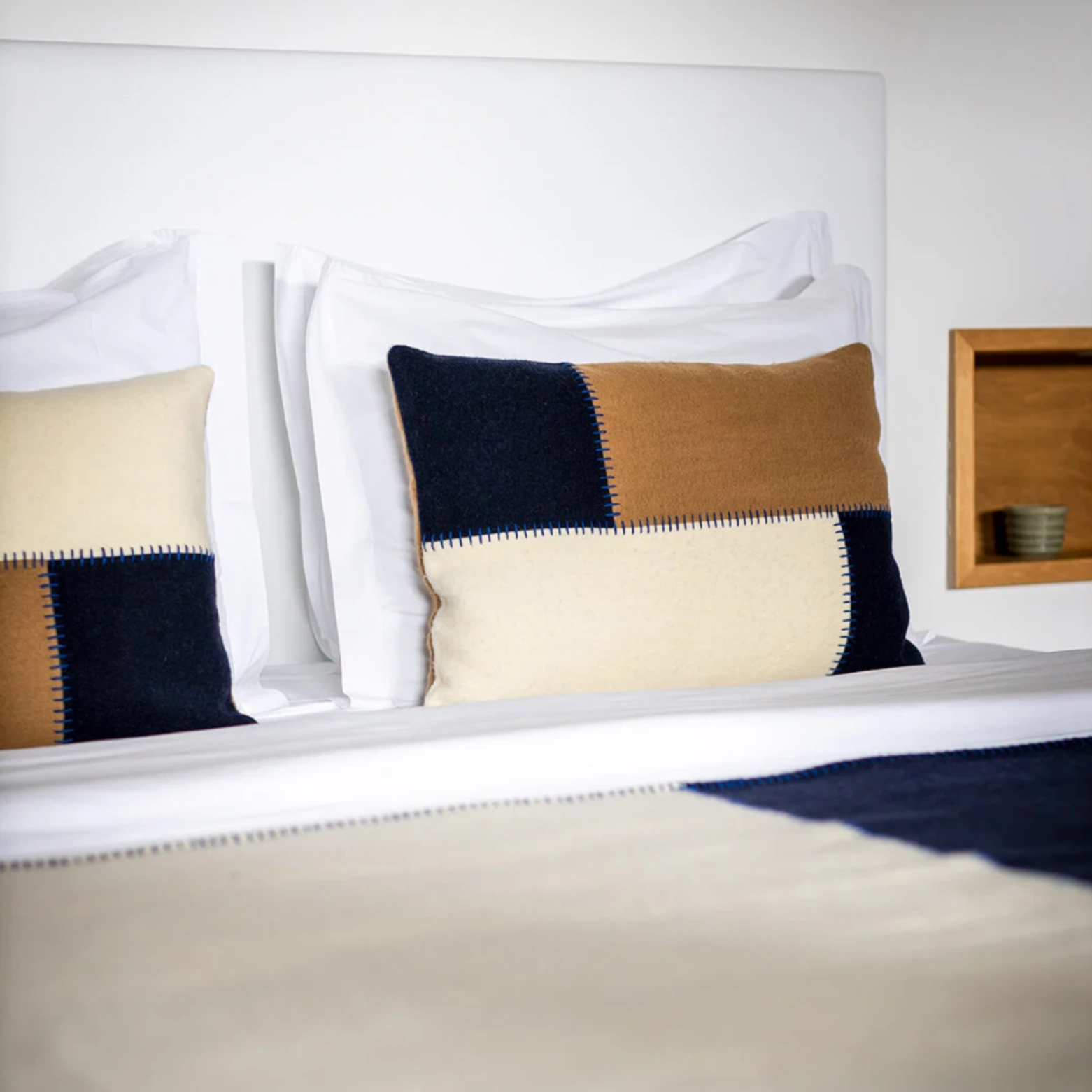Burel factory pude patchwork i pearl, camel og navy på seng