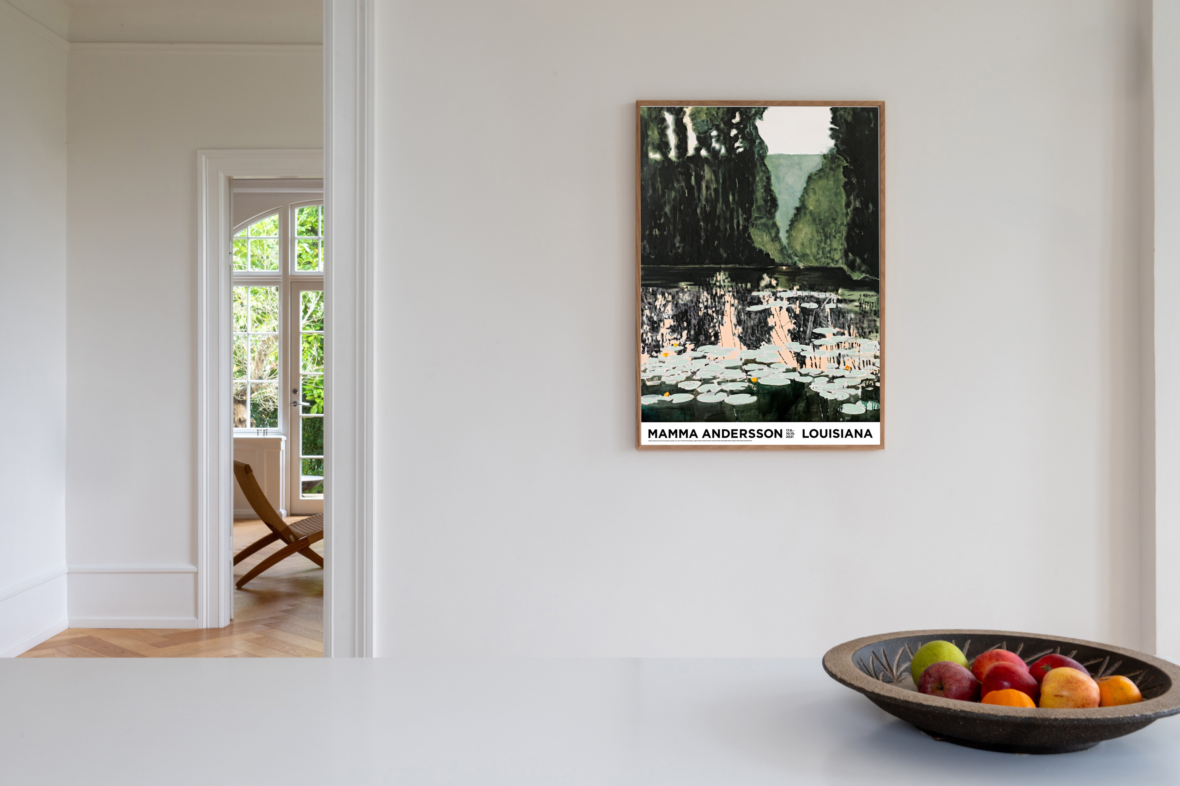 Kunstplakat i refleksfri indramning med Mamma Anderssons værk Pond stylet i ramme på væg. Louisiana Museum of Modern Art