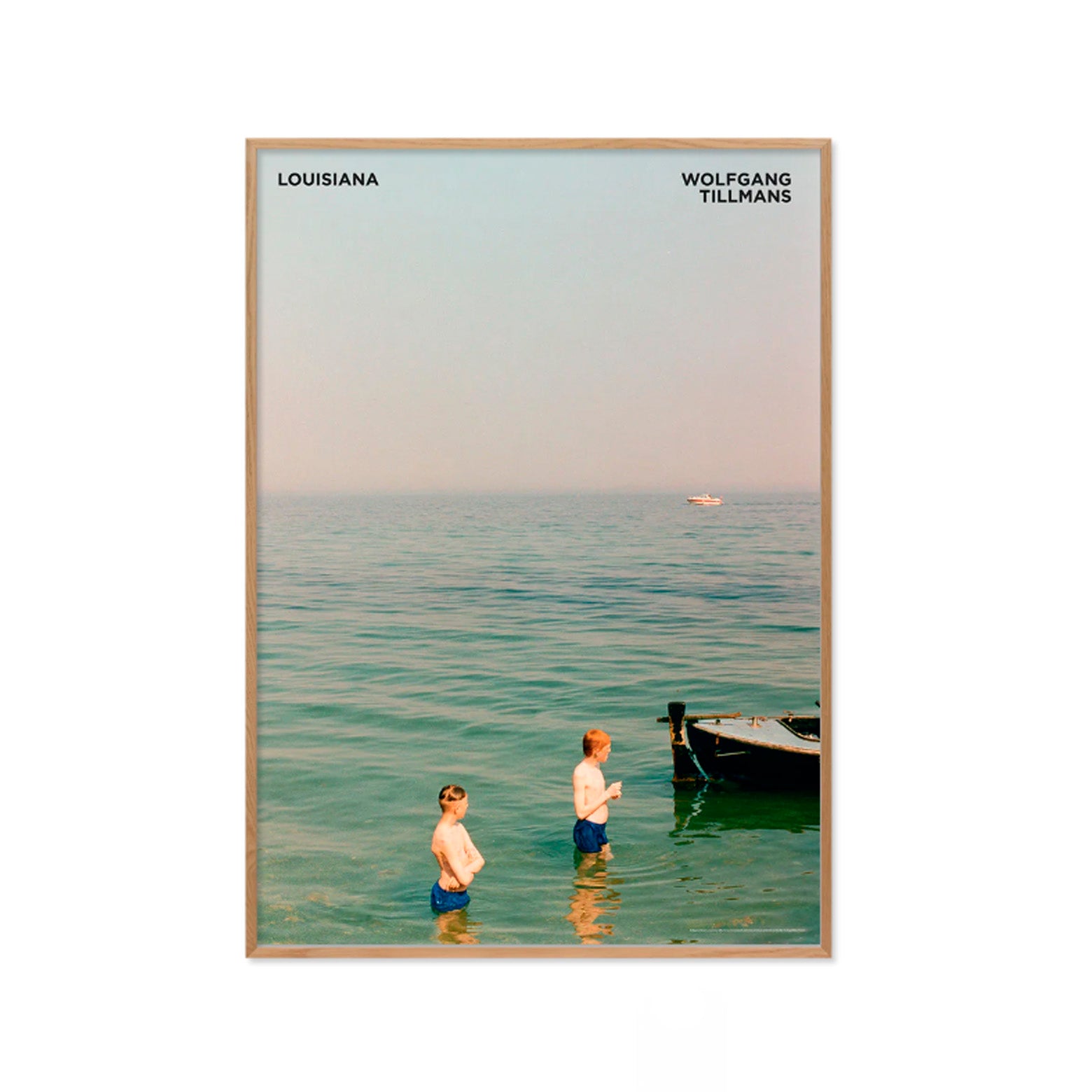 Kunstplakat i refleksfri indramning med Wolfgang Tillmanns værk Louisianas - med to badende drenge i Øresund. Louisiana Museum of Modern Art.