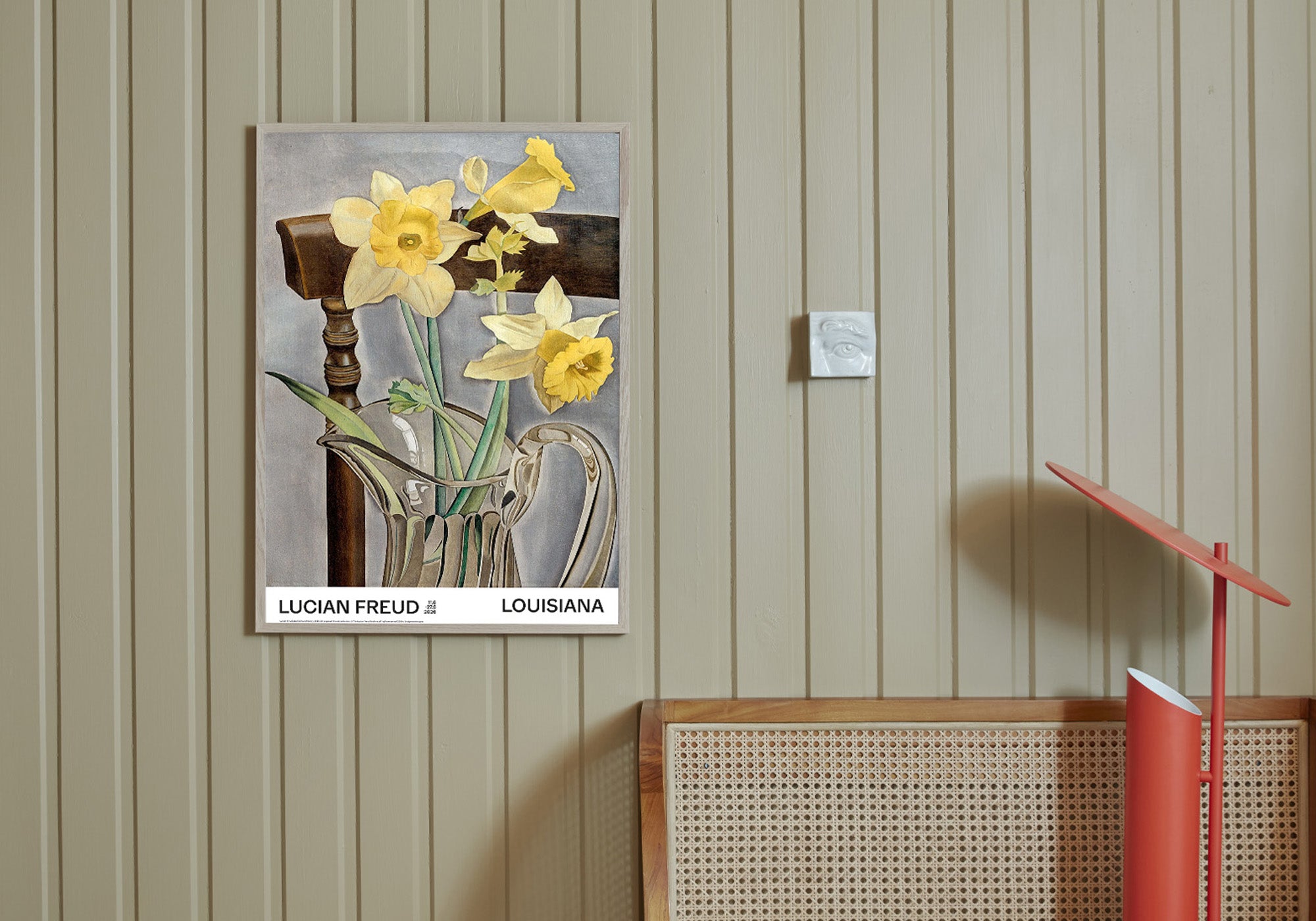 Kunstplakat i relfkesfri indramning med Lucian Freuds værk Daffodils and Celery. Stylet i ramme på væg. Louisiana Museum of Modern Art