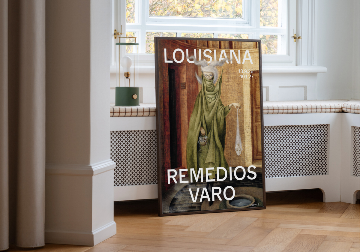 Udstillingsplakat i ramme med værket Mujer saliendo del psicoanalista (Kvinde på vej ud af psykoanalytikerens kontor), 1960, af Remedios Varo i forbindelse med udstilling på Louisiana Museum of Modern Art 