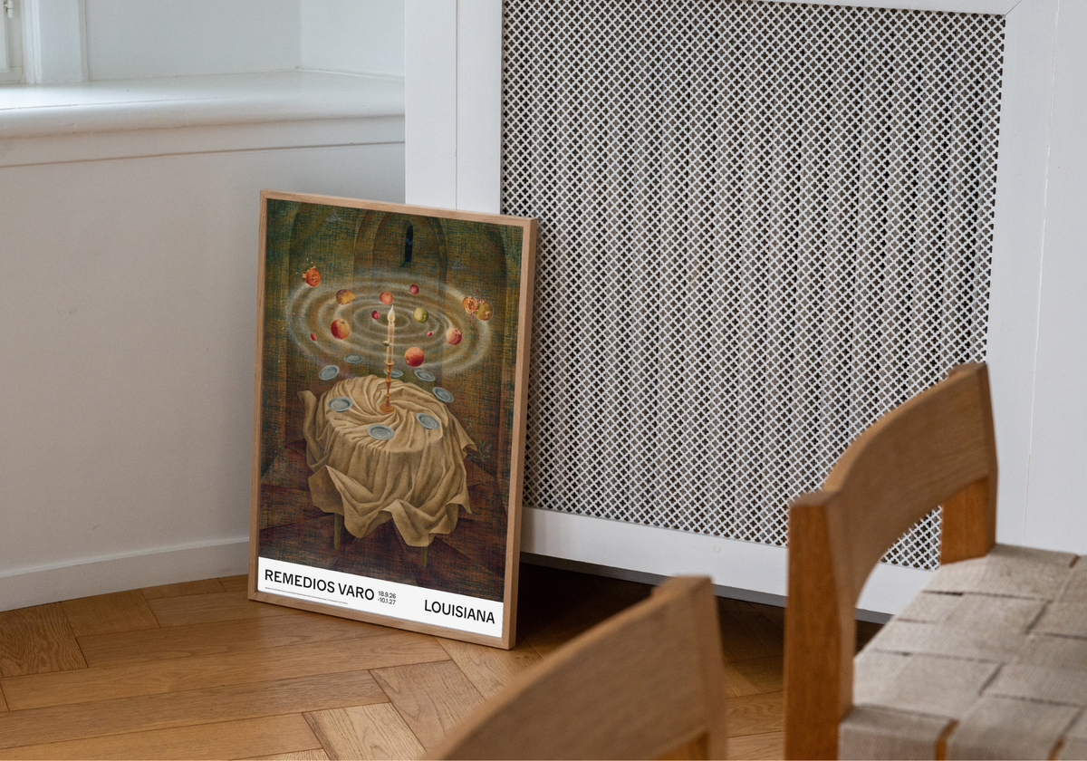 kunstplakat i ramme med værket Naturaleza muerta resucitando (Stilleben kommer til live igen), 1963, af Remedios Varo, udgivet i forbindelse med udtilling på Louisiana Museum of Modern Art.