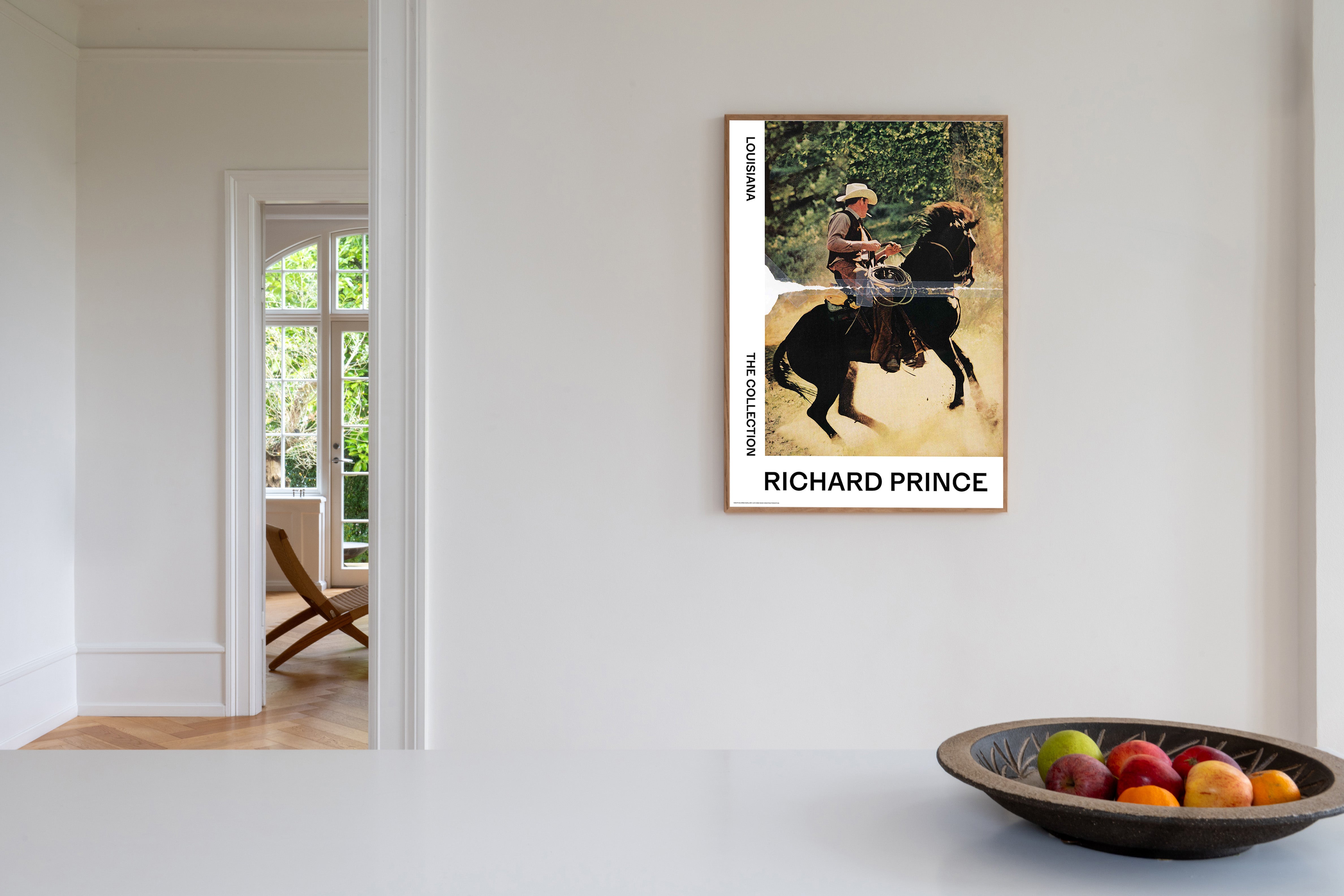 Kunstplakat med refleksfri indramning med med Richard Princes værk Cowboy stylet i ramme på væg. Louisiana Museum of Modern Art. 