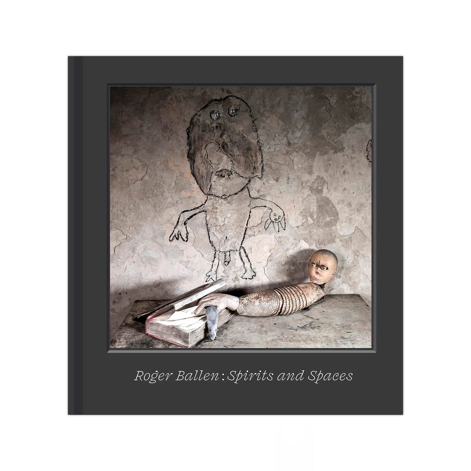 Forside af Roger Ballen: Spirit and Spaces - fotobog der udforsker et klaustrofobisk og iscenesat miljø, hvor dyr, tegninger og fragmenterede menneskefigurer. Udgivet af Thames & Hudson. 