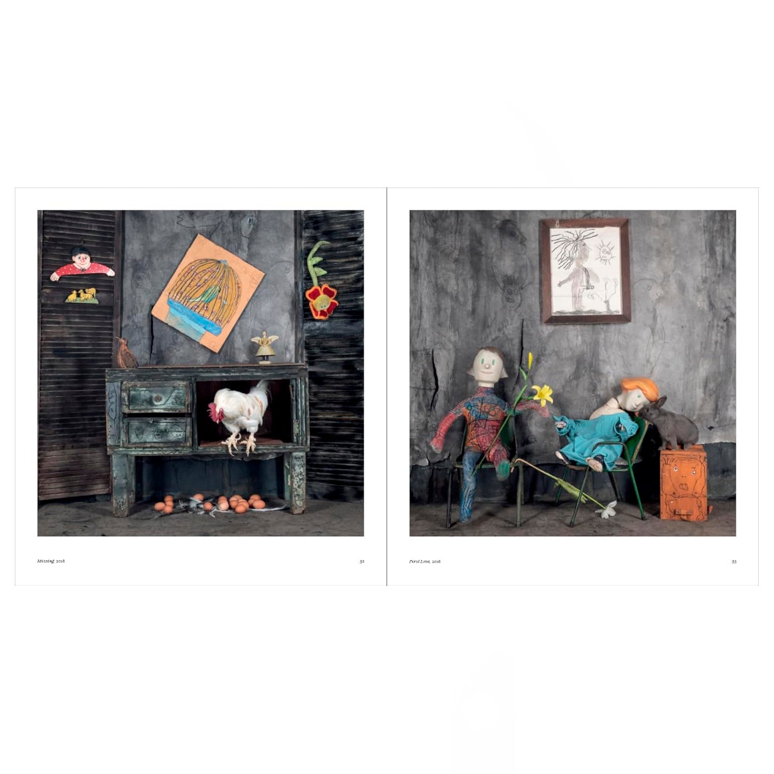 Opslået side i Roger Ballen: Spirit and Spaces - fotobog der udforsker et klaustrofobisk og iscenesat miljø, hvor dyr, tegninger og fragmenterede menneskefigurer. Udgivet af Thames & Hudson. 