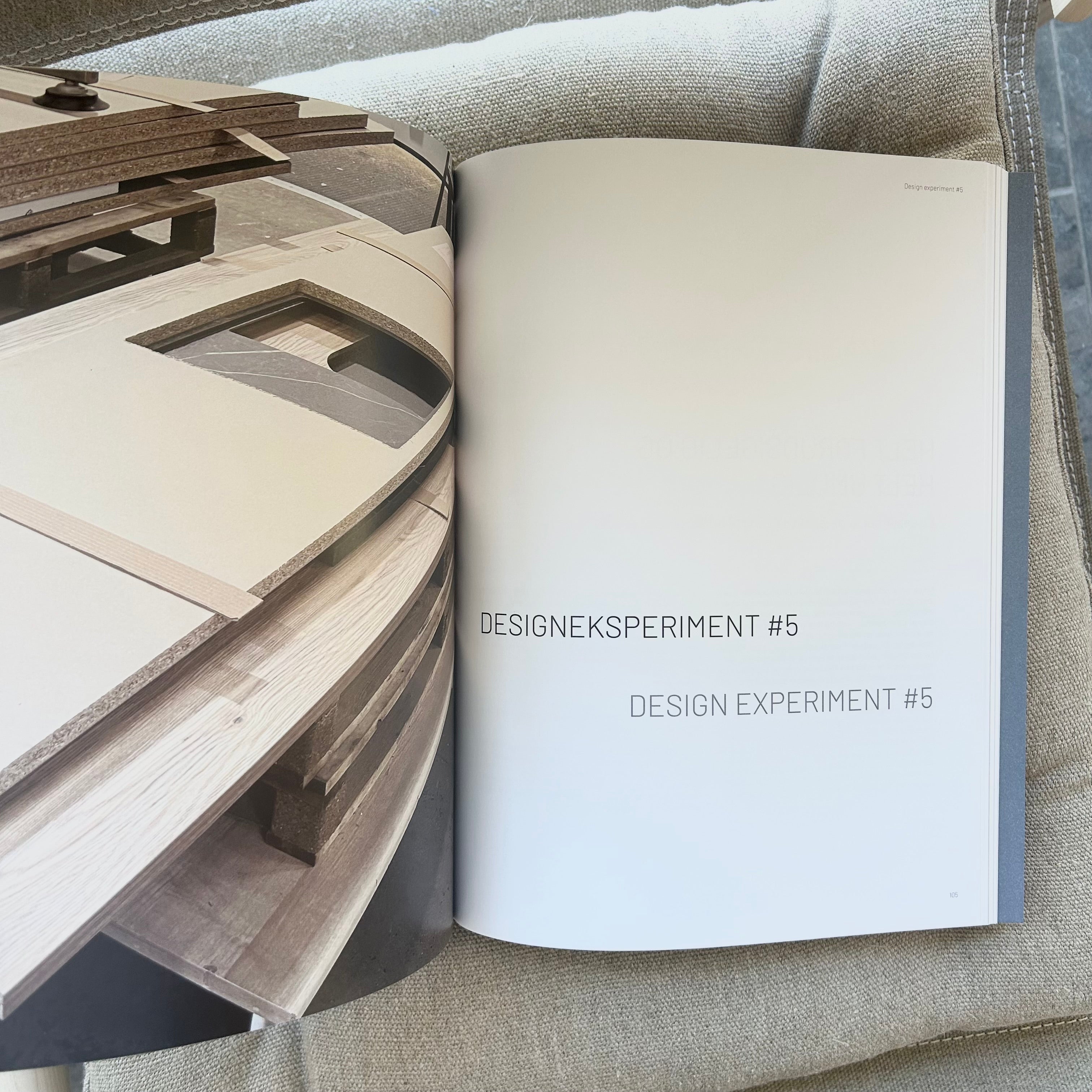 Opslået bog med billeder fra bogen Sans og Ressourcer. Udgivet af Lindhardt og Ringhof.