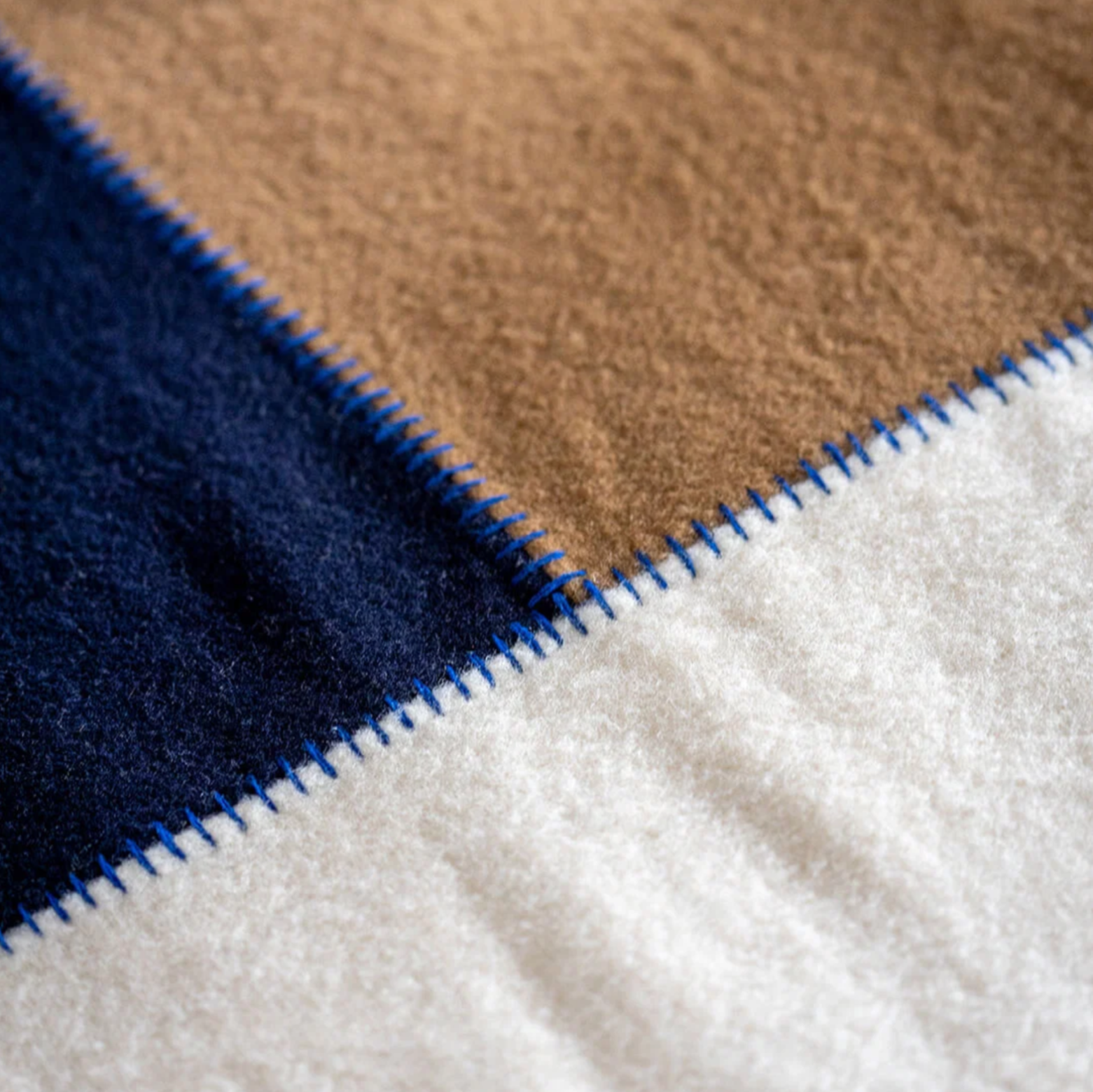 Burel Factory sengetæppe med patchwork i camel / pearl / navy. Se farvekombination tæt på