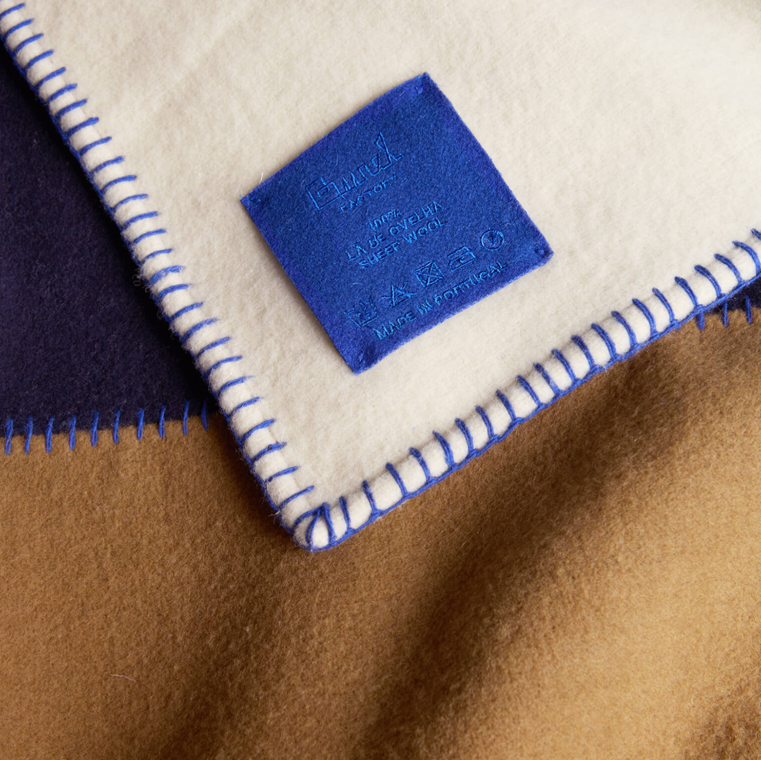 Burel Factory sengetæppe med patchwork i camel / pearl / navy 100% uld
