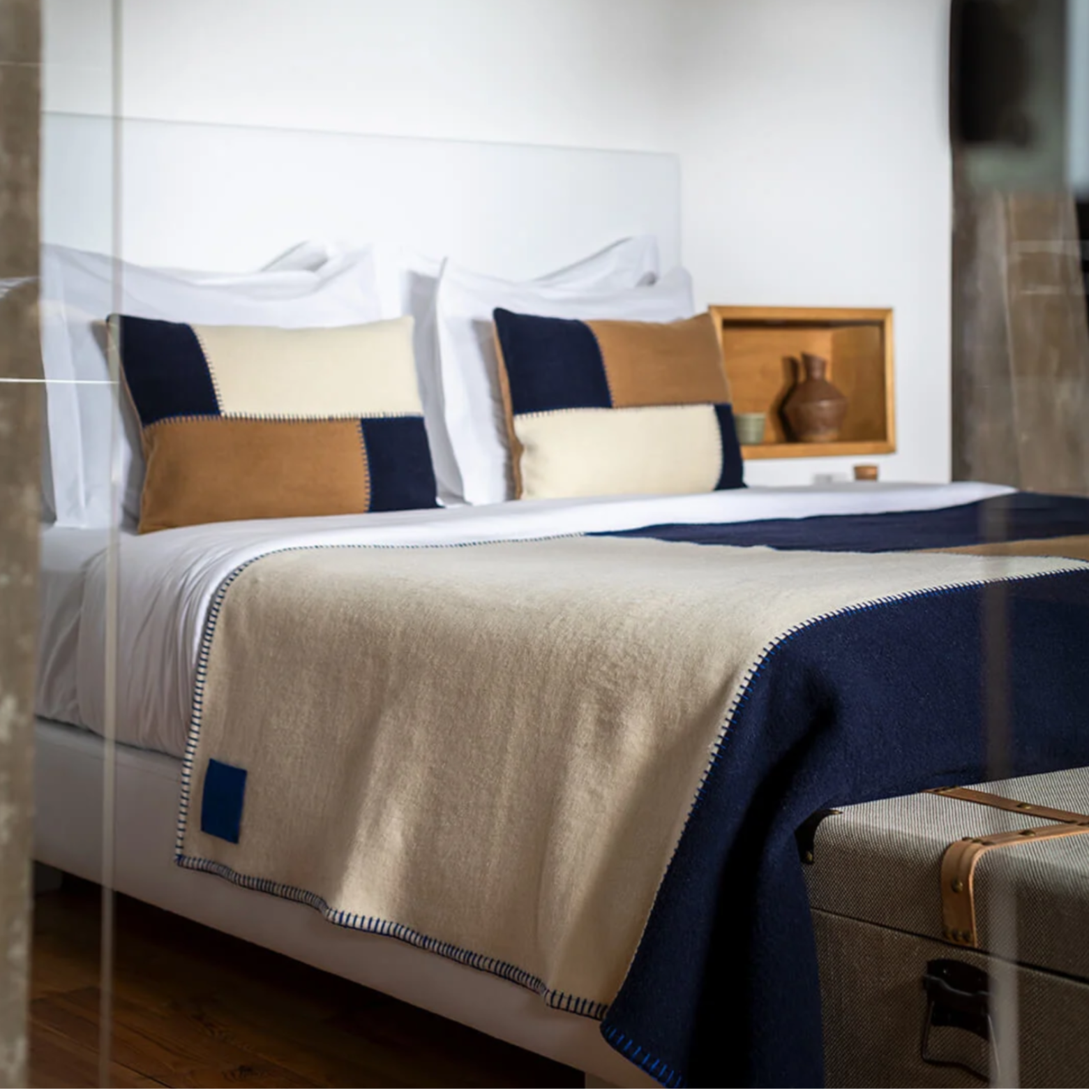 Burel Factory sengetæppe med patchwork i camel / pearl / navy på seng