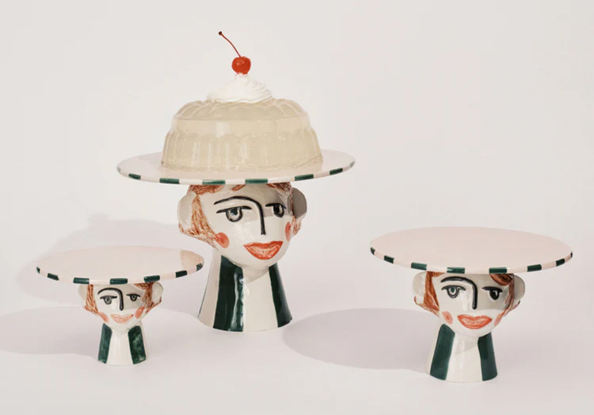 Serax keramisk kagefad i hvid glasur med kage på fad. Louisiana Design Butik.