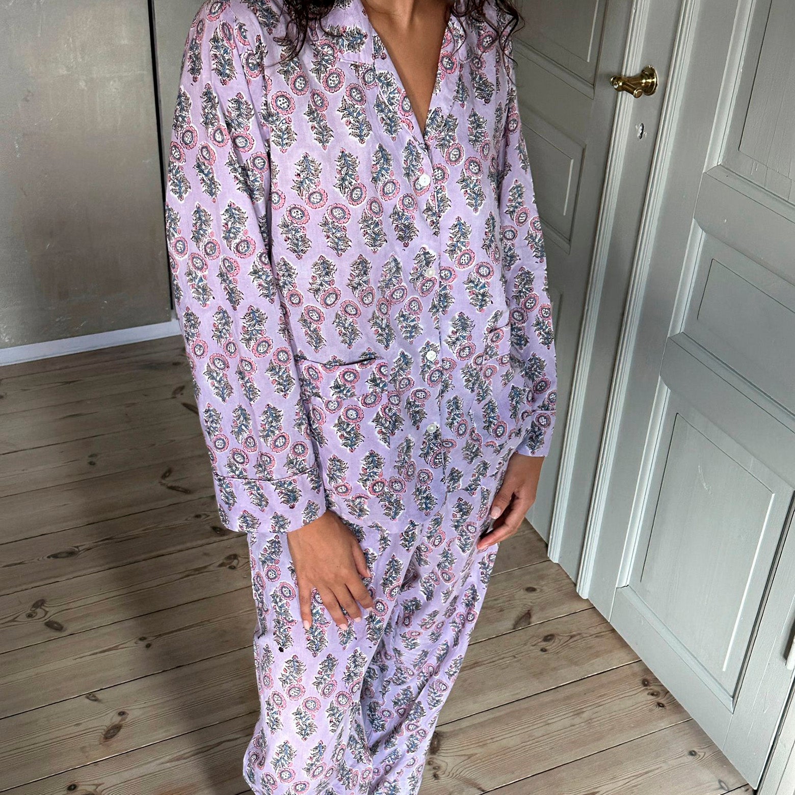 Pyjamassæt i økologisk bomuld i lilla mønster stylet på person fra Sissel Edelbo