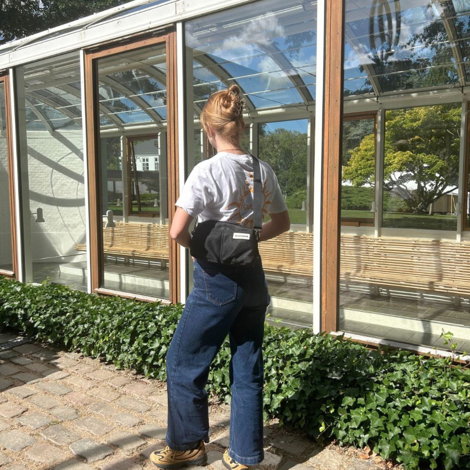 Ay Studio slingbag i farven sort stylet i Louisiana interiør. Louisiana Museum of Modern Art