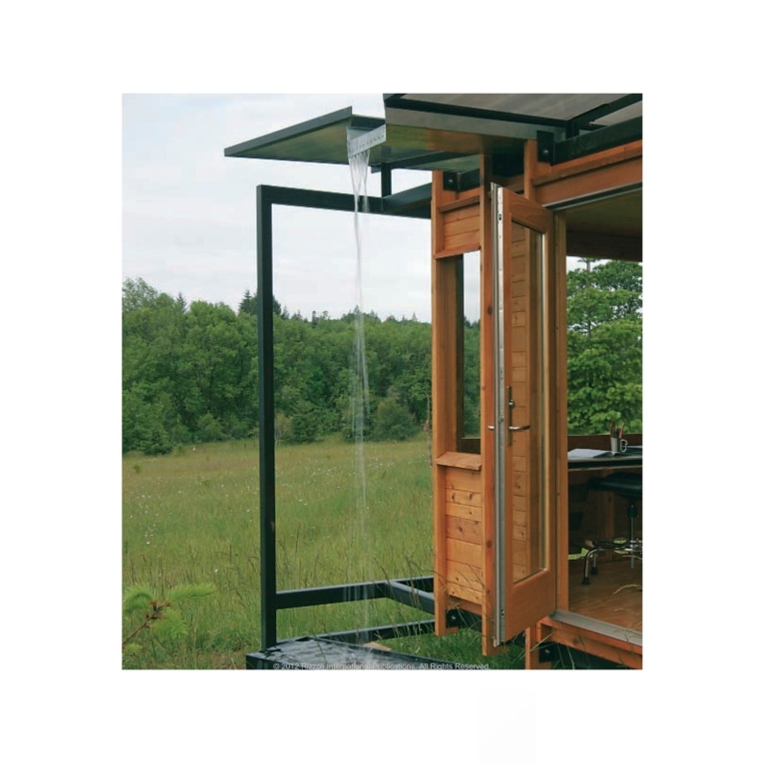 Opslået side i Small Eco Houses - en inspirerende bog om moderne, miljøbevidste boliger. Udgivet af Rizzoli International 