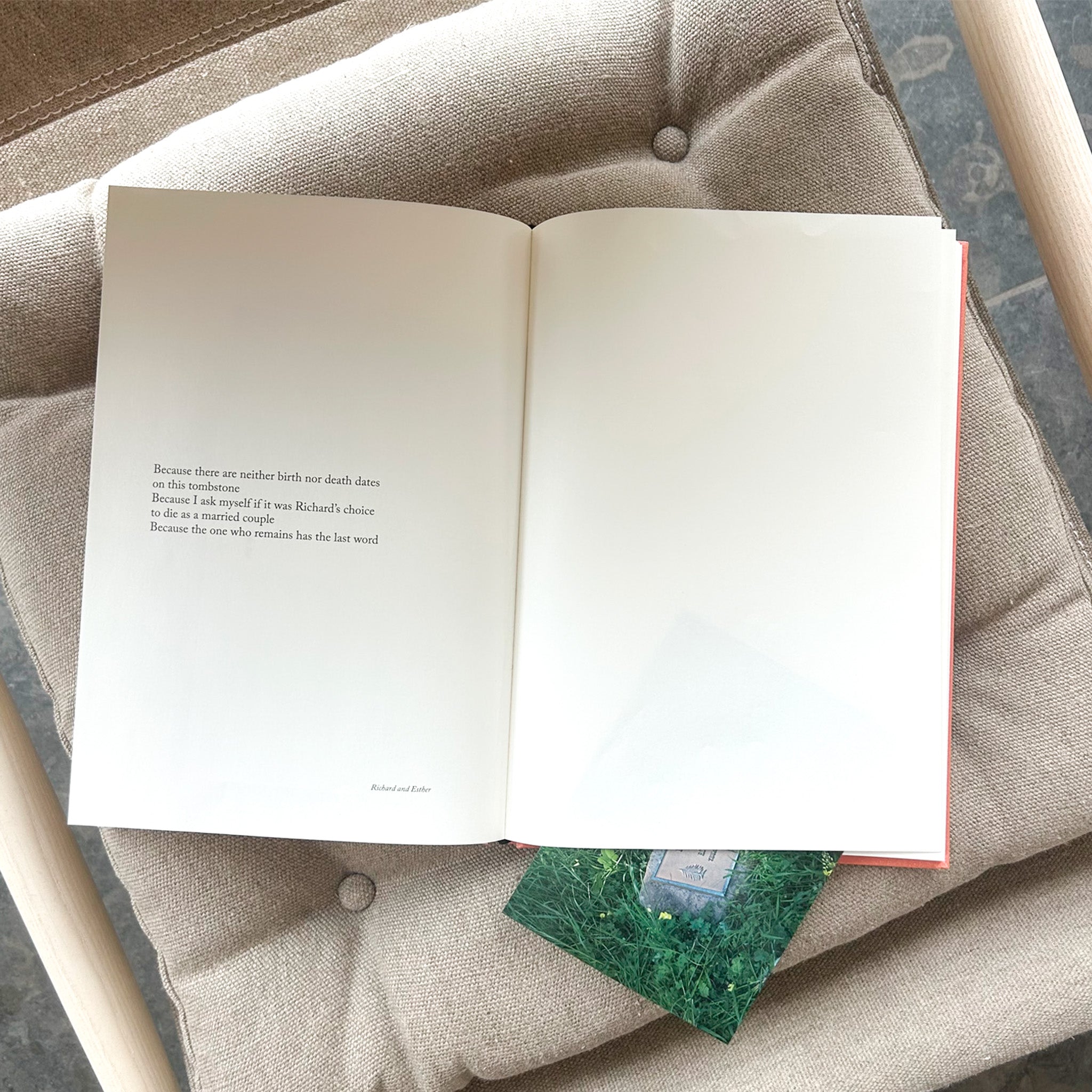 Forside af Sophie Calle:  Because - katalog om Sophie Calle. Udgivet af Atelier EXB, 2026.