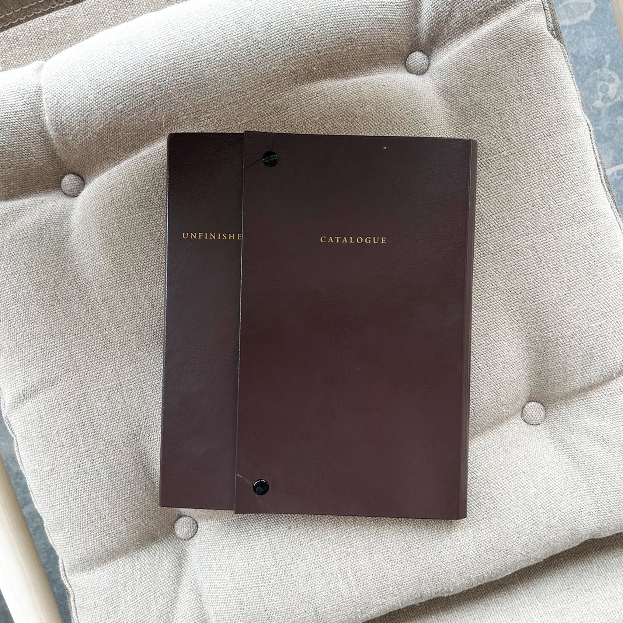 Forside af: Catalogue Raisonné of the Unfinished - katalog om Sophie Calles værker. Udgivet af Acte Sud, 2026.