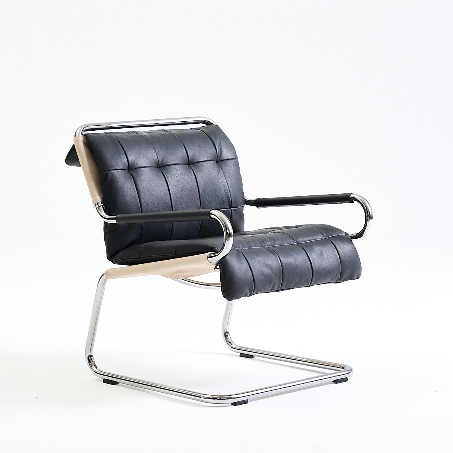 Lounge stol Tube i sort læder, canvas og stål fra det norske designbrand Matre. Designet af Sigurd Resell. 