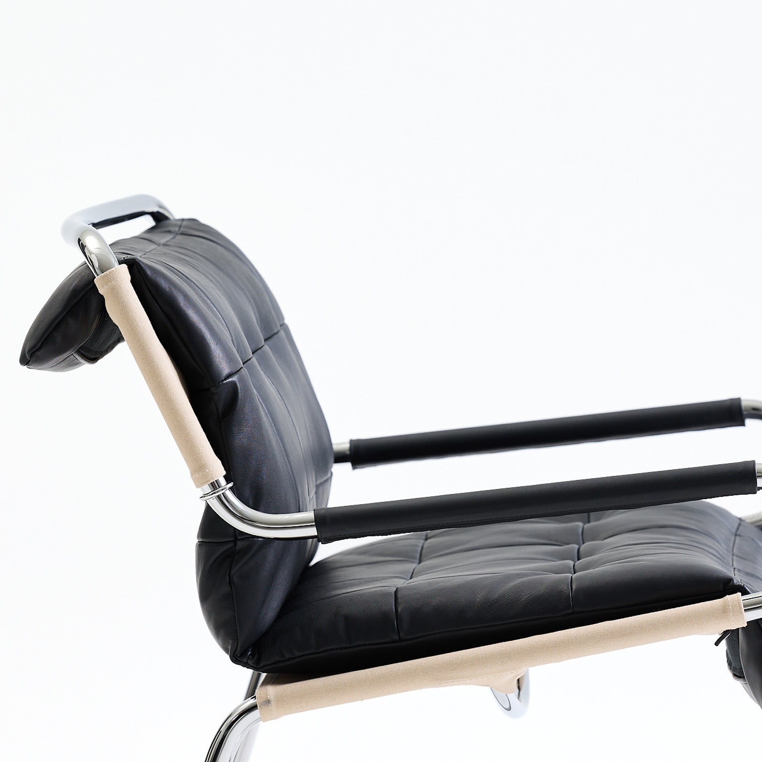 Lounge stol Tube i sort læder, canvas og stål fra det norske designbrand Matre. Designet af Sigurd Resell. 