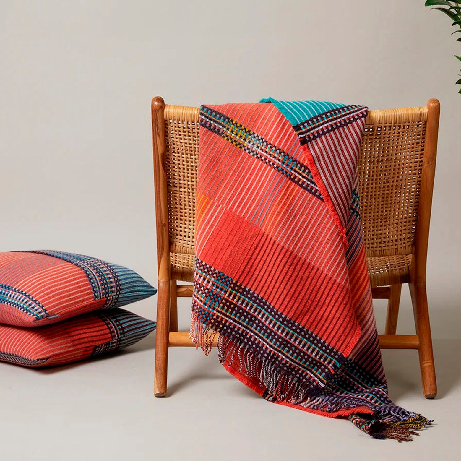 Pink uldplaid med mønster fra Wallace & Sewell. Louisiana Museum of Moderen Art.