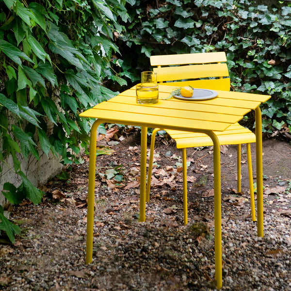 Dining table yellow aligned