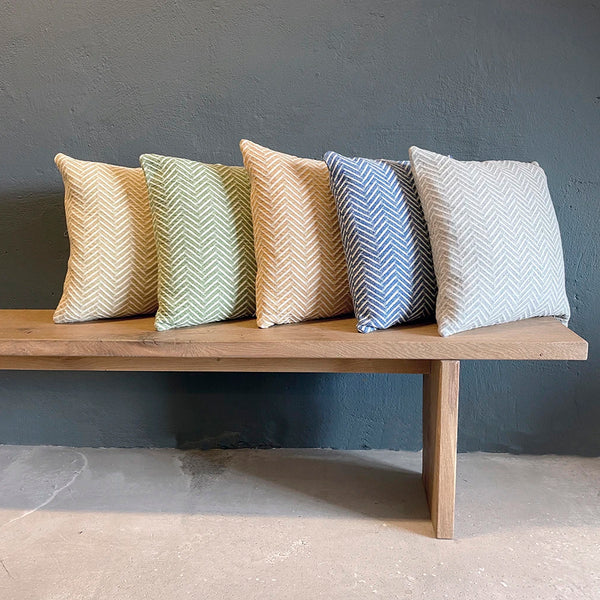 Visual cushion in merino wool with a herringbone pattern